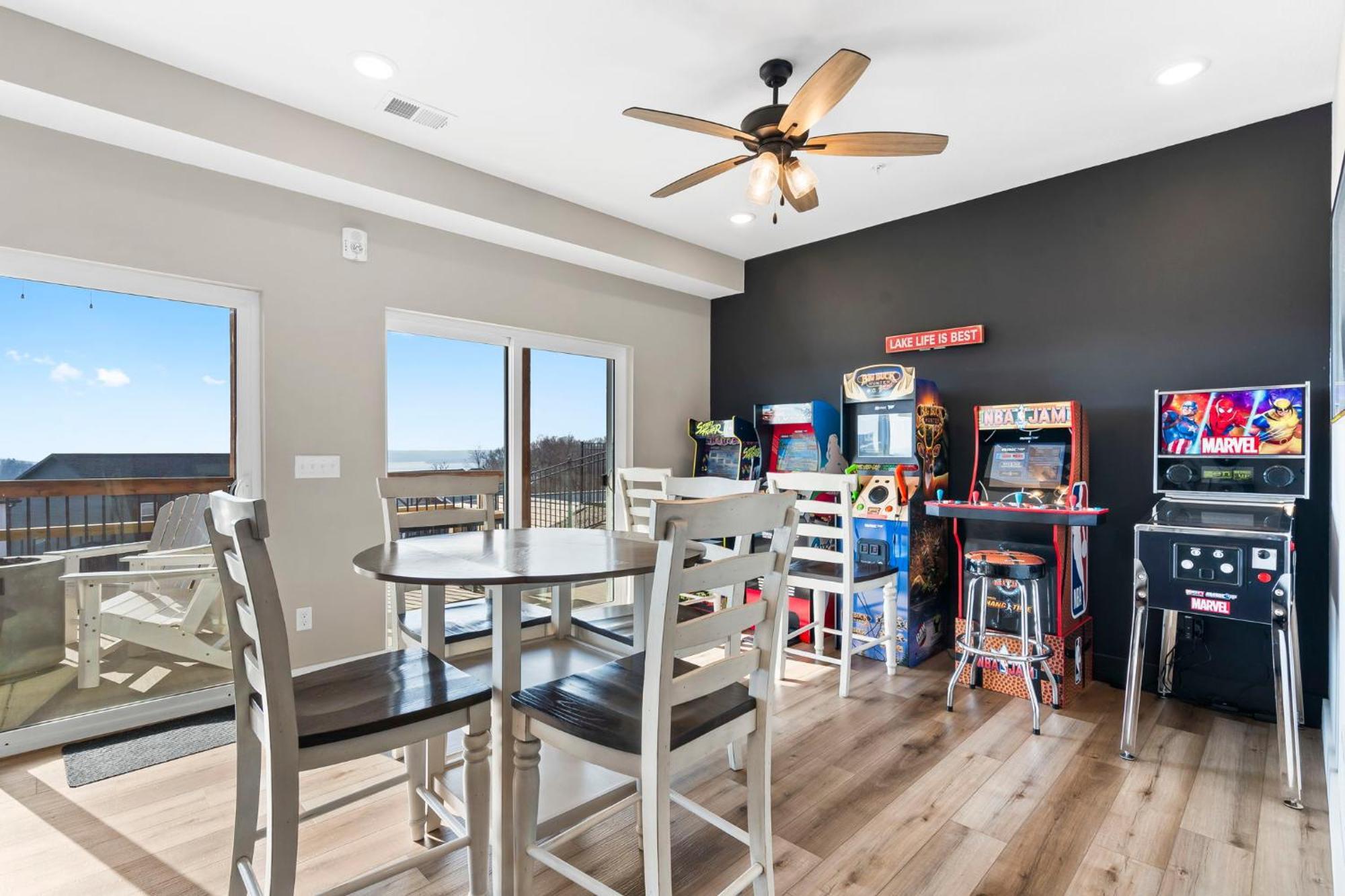 Pvt Outdoor Pool-multiple Arcades-pvt Hot Tub-free Attraction Tickets-firepit-lake View Holiday home *