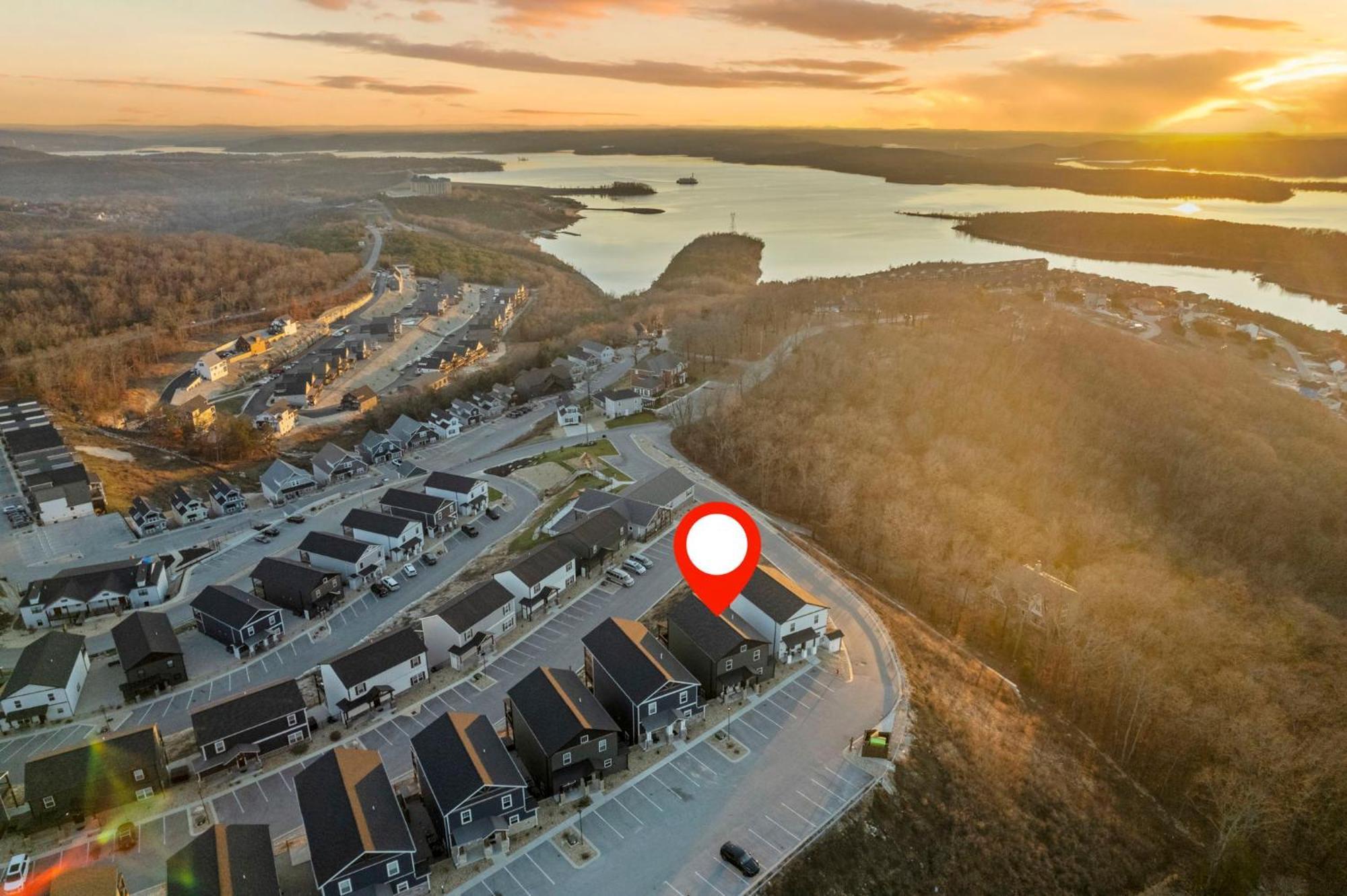 Holiday home Pvt Outdoor Pool-multiple Arcades-pvt Hot Tub-free Attraction Tickets-firepit-lake View