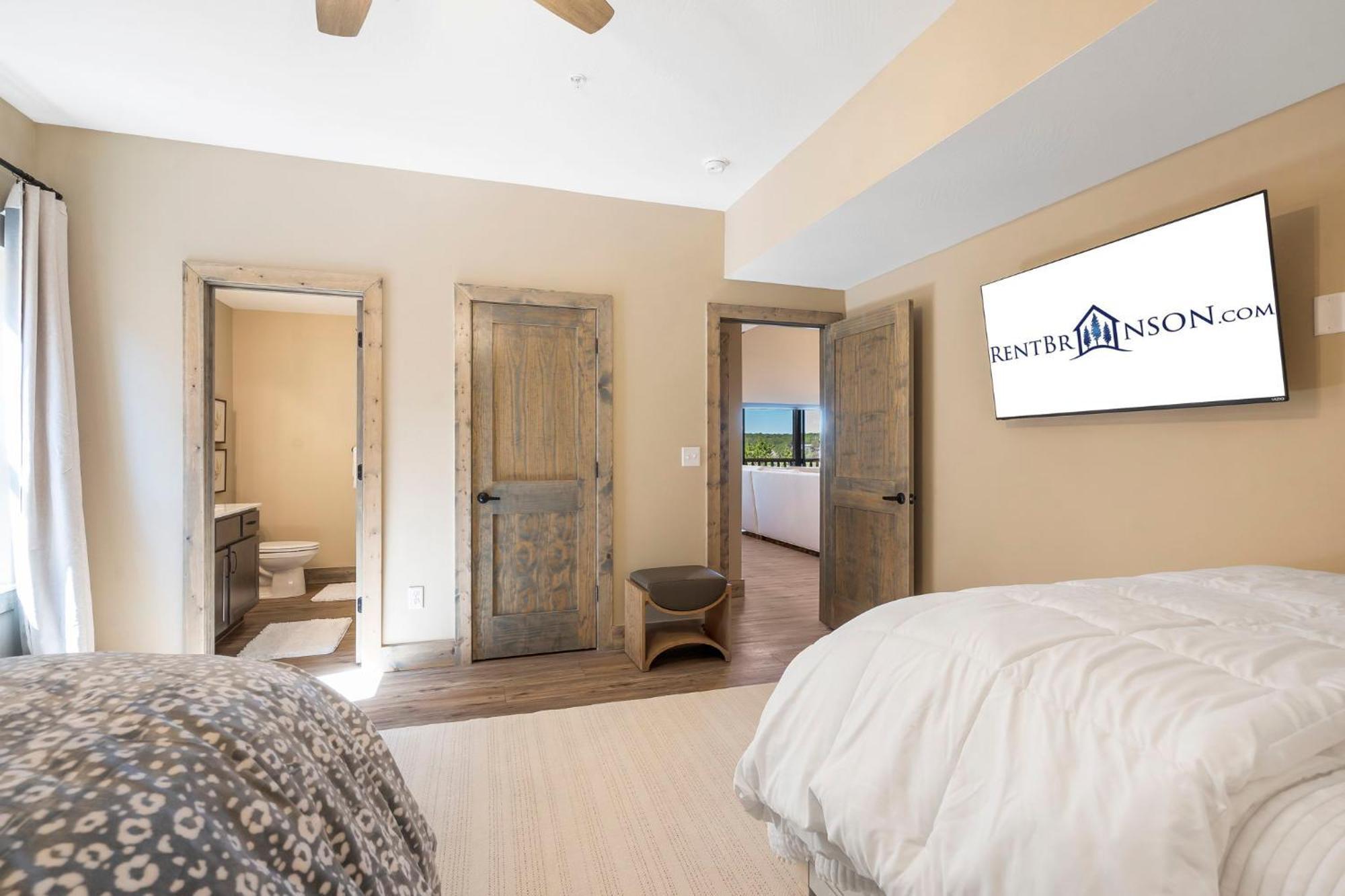 New Log Cabin, Pvt Hot Tub, Free Daily Activities, Shuffleboard, Arcade *