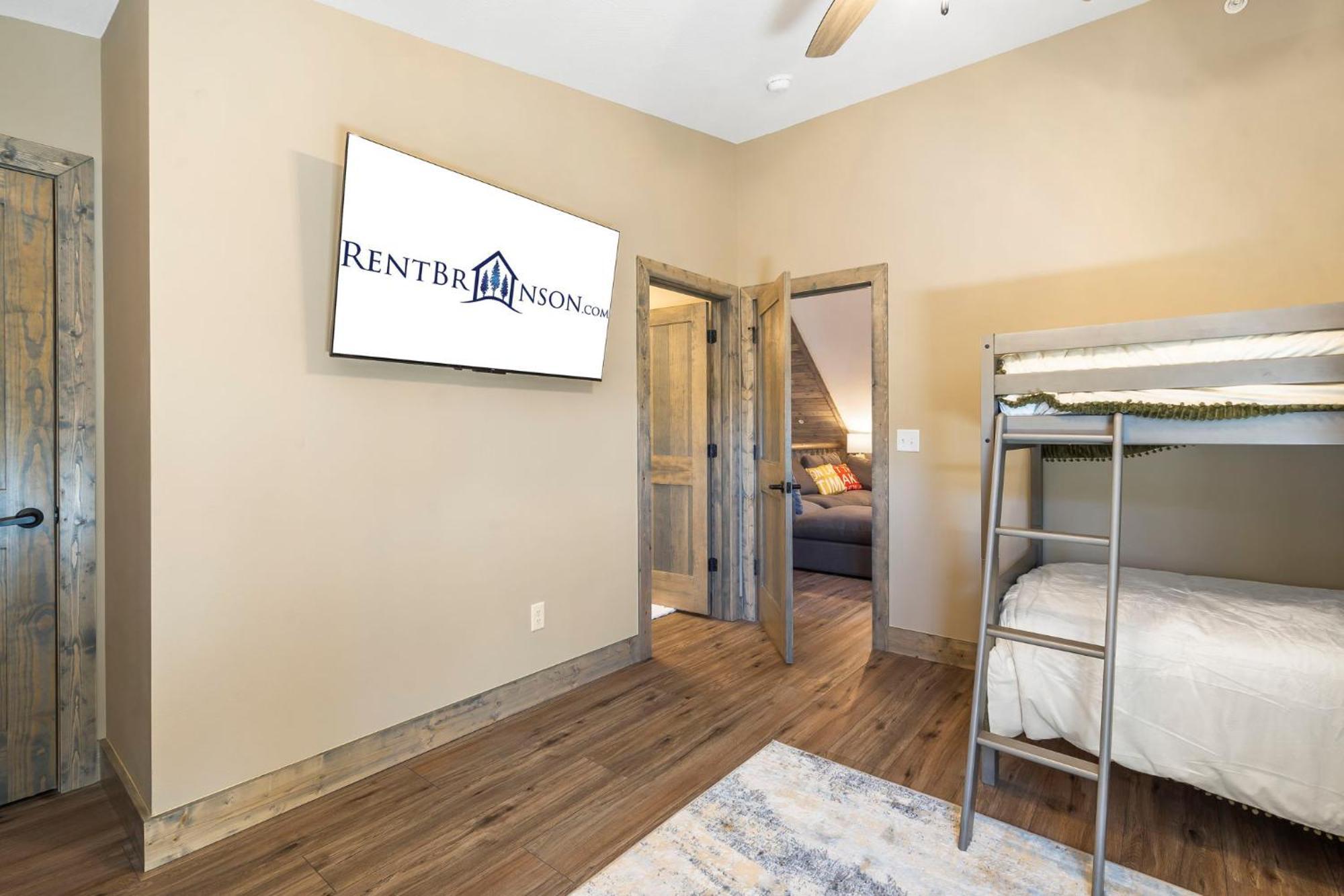 New Log Cabin, Pvt Hot Tub, Free Daily Activities, Shuffleboard, Arcade Holiday home