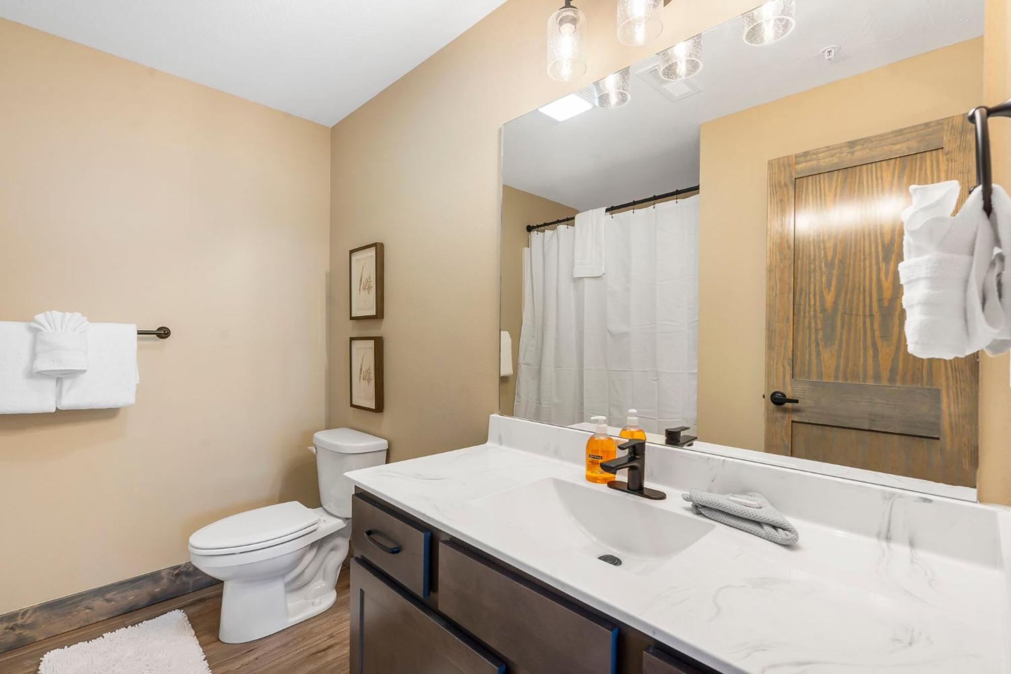 New Log Cabin, Pvt Hot Tub, Free Daily Activities, Shuffleboard, Arcade Holiday home *