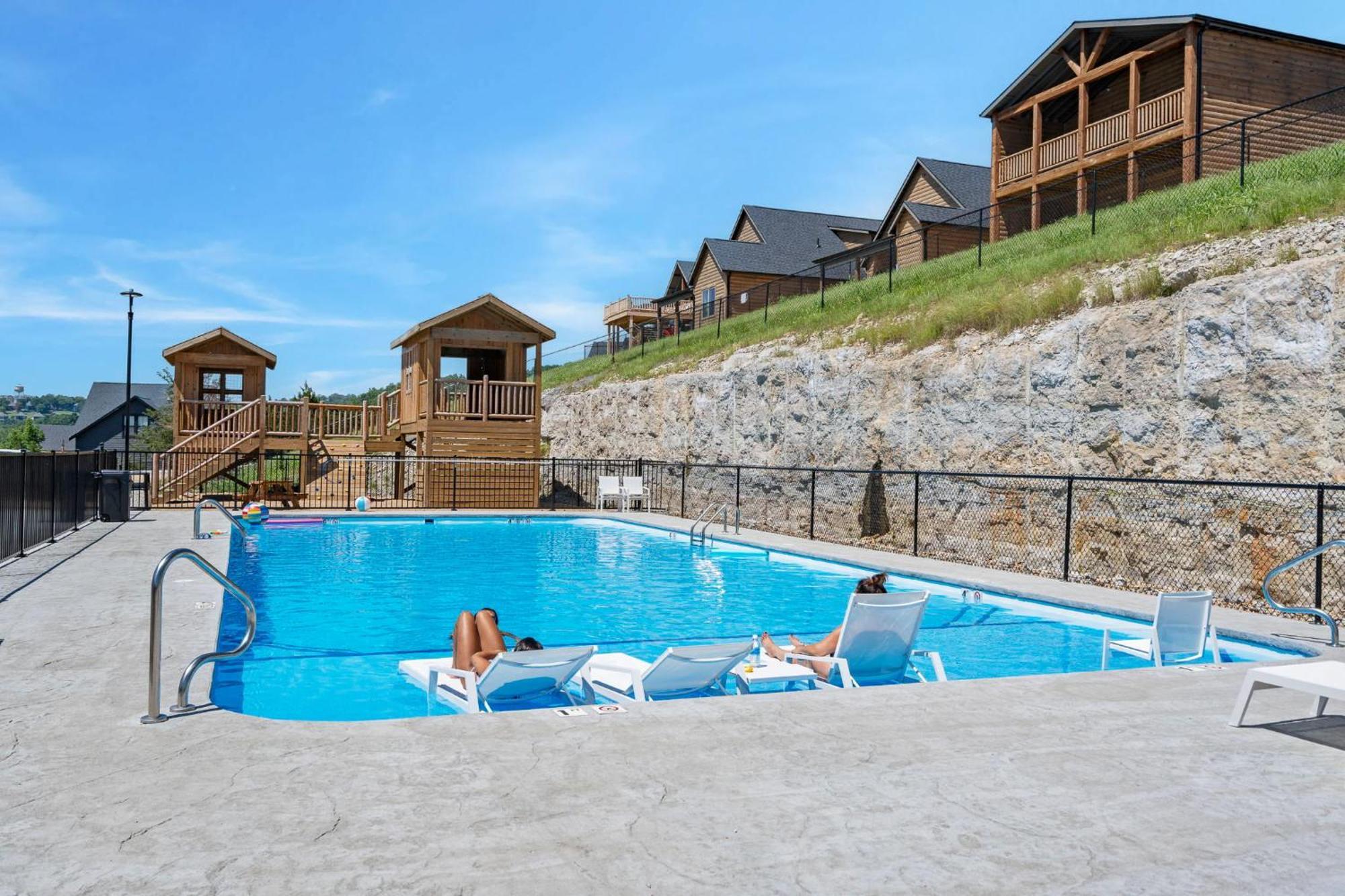Holiday home New Log Cabin, Pvt Hot Tub, Free Daily Activities, Shuffleboard, Arcade Branson
