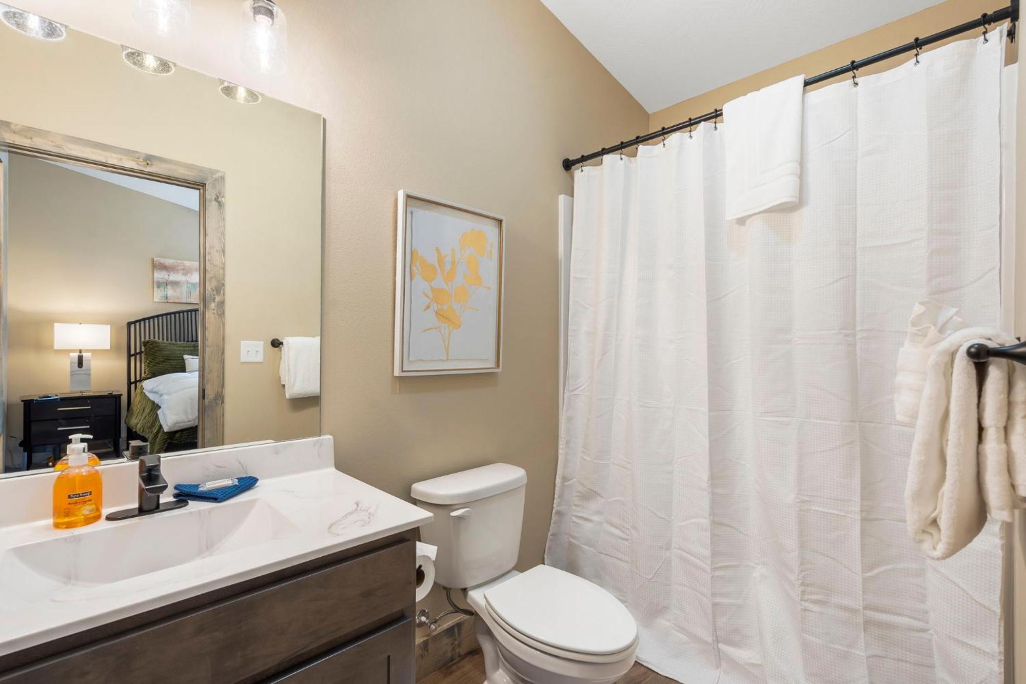 New Log Cabin, Pvt Hot Tub, Free Daily Activities, Shuffleboard, Arcade Holiday home *