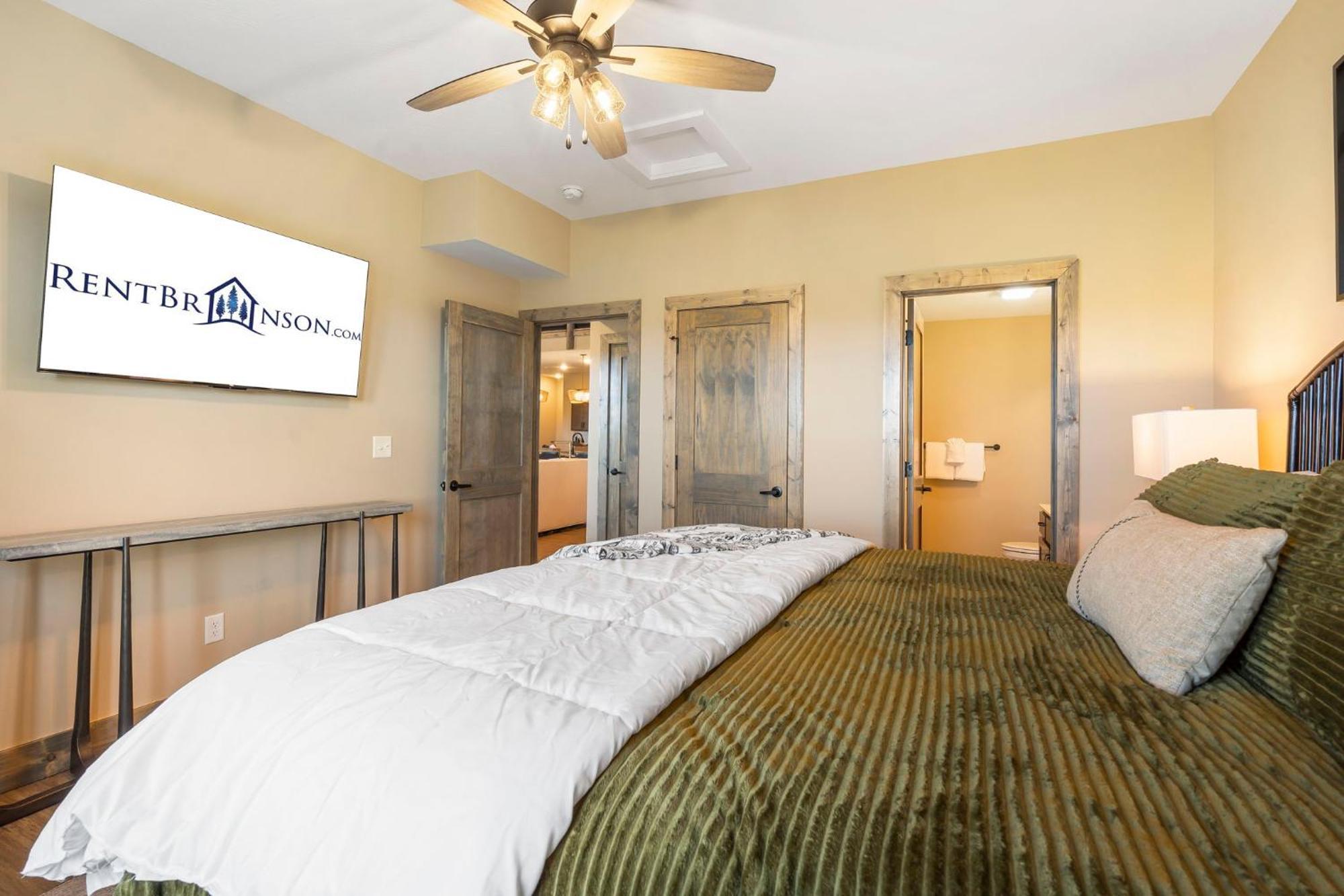 Holiday home New Log Cabin, Pvt Hot Tub, Free Daily Activities, Shuffleboard, Arcade