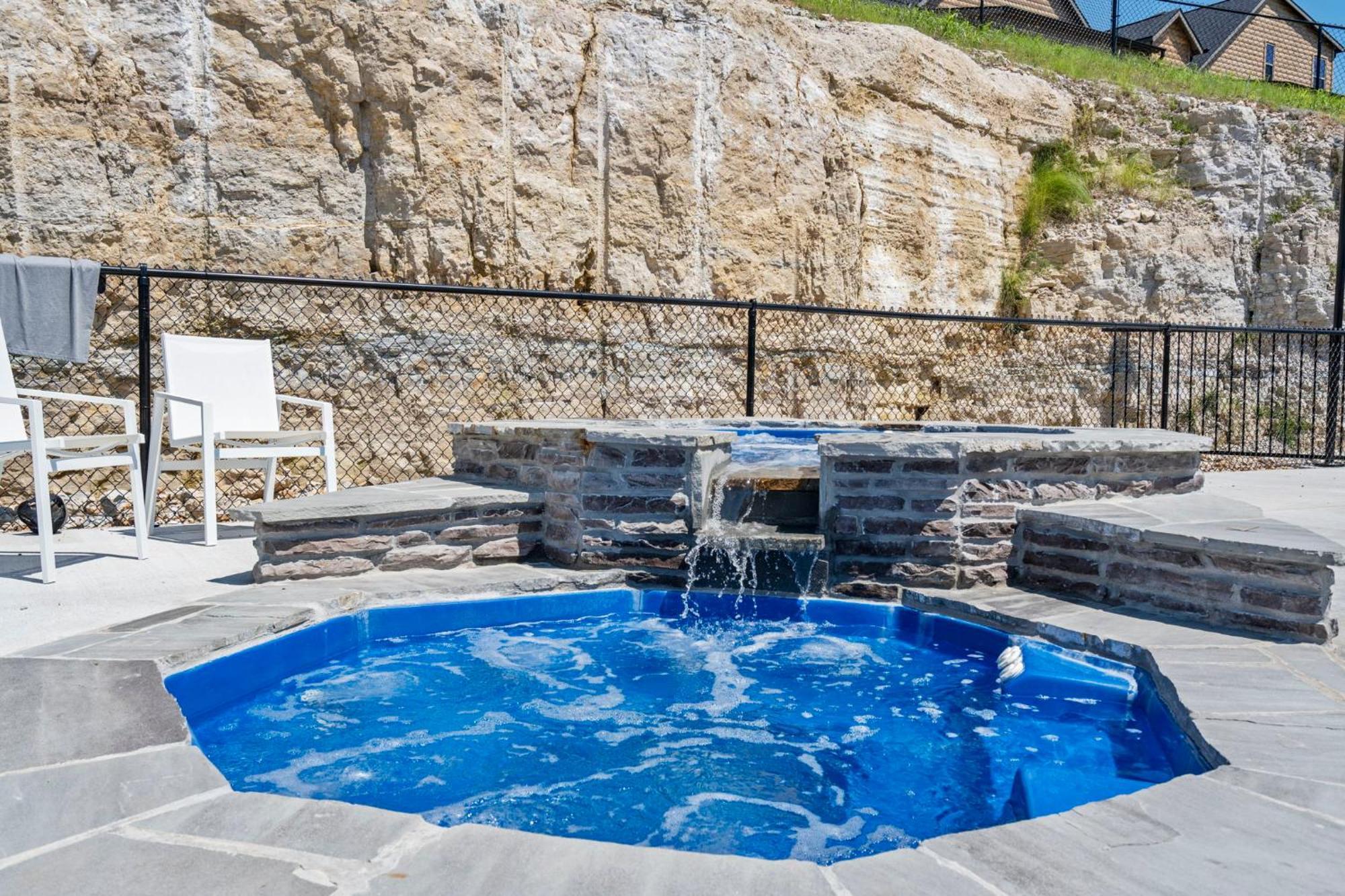 New Log Cabin, Pvt Hot Tub, Free Daily Activities, Shuffleboard, Arcade * Branson