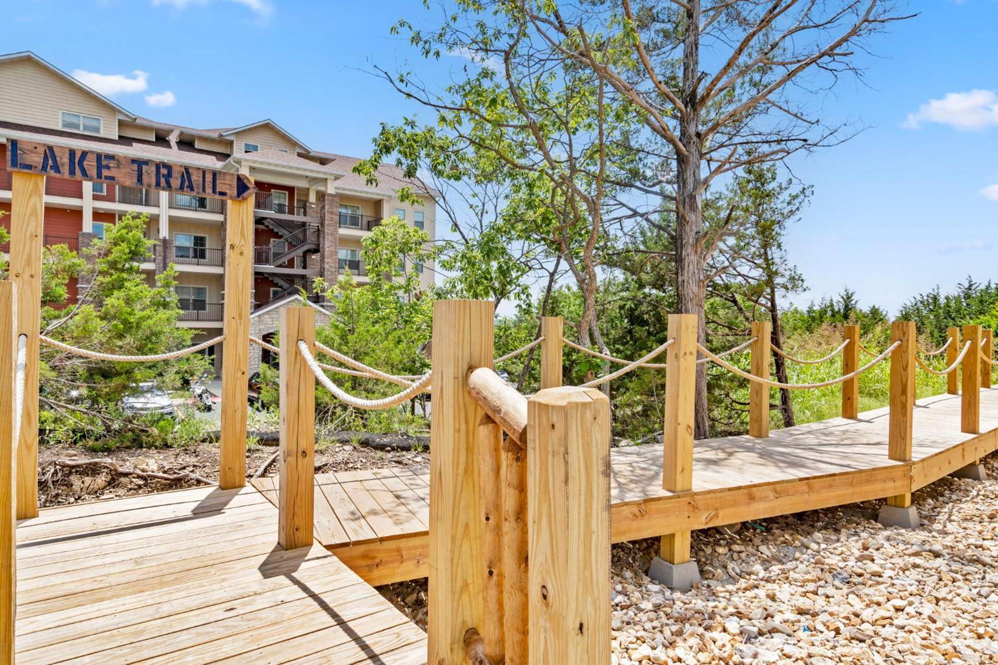 New Log Cabin, Pvt Hot Tub, Free Daily Activities, Shuffleboard, Arcade * Branson