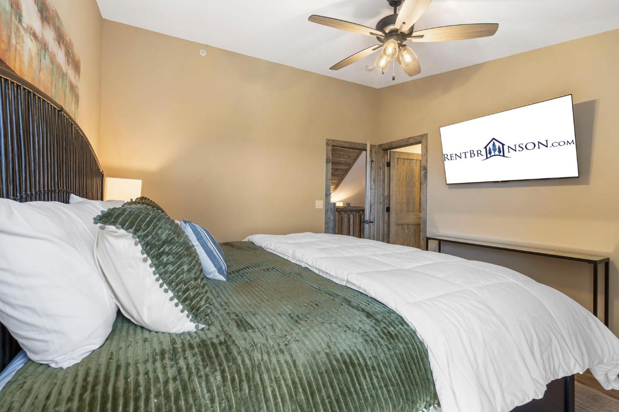 Holiday home New Log Cabin, Pvt Hot Tub, Free Daily Activities, Shuffleboard, Arcade Branson