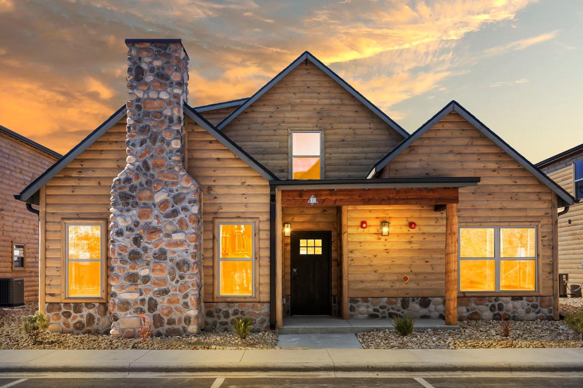 Holiday home New Log Cabin, Pvt Hot Tub, Free Daily Activities, Shuffleboard, Arcade
