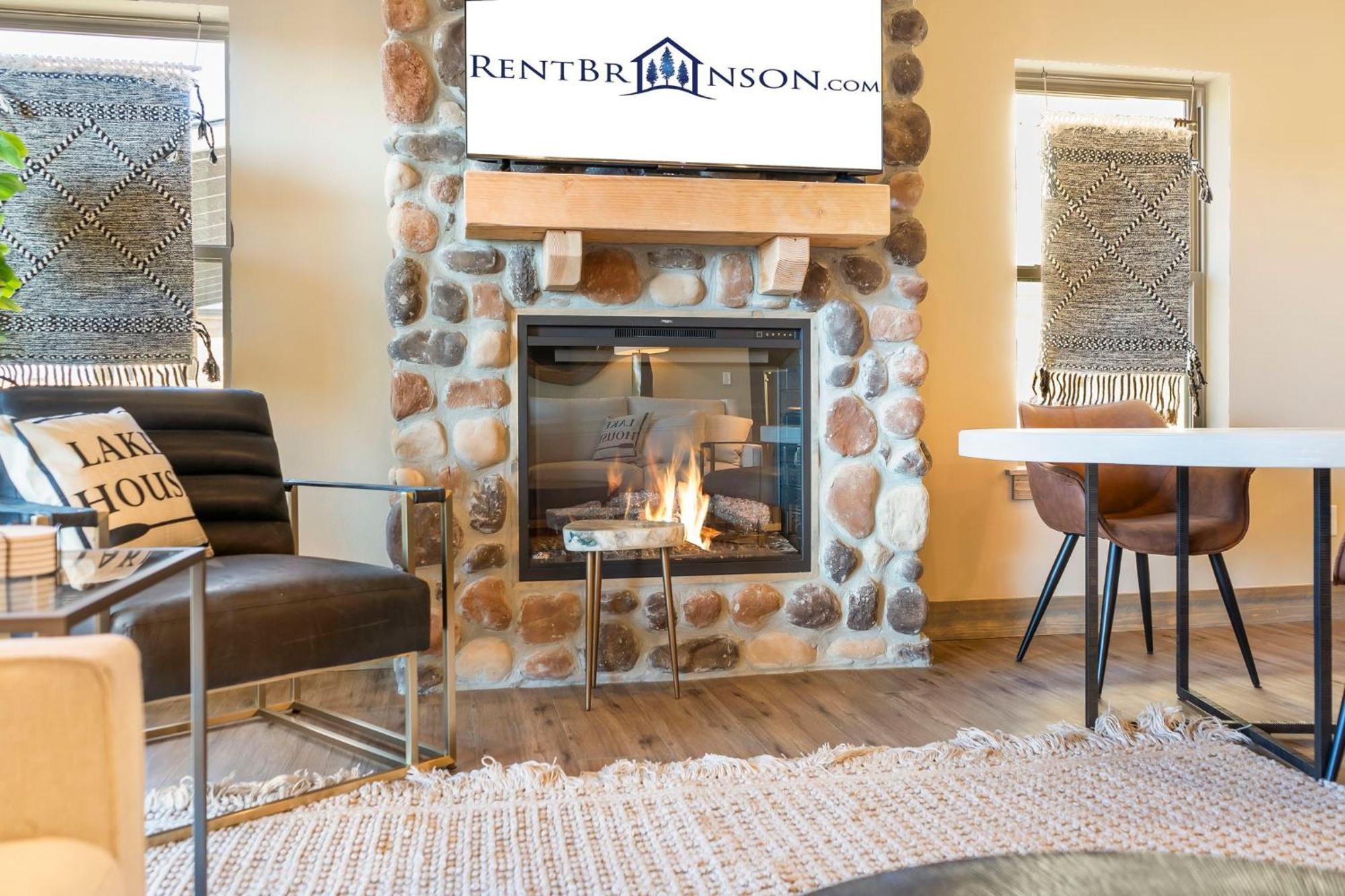 New Log Cabin, Pvt Hot Tub, Free Daily Activities, Shuffleboard, Arcade Holiday home *