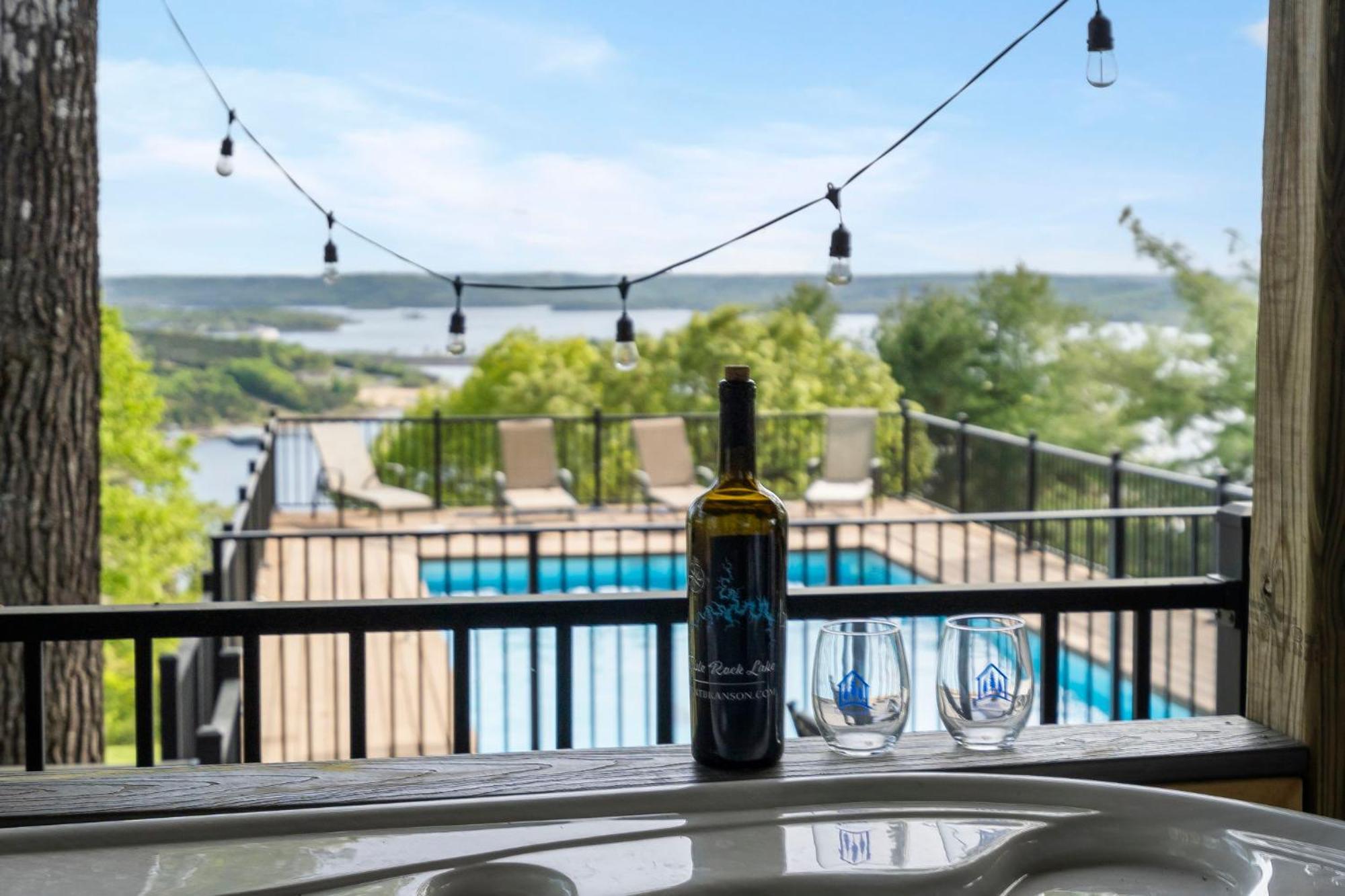 Tablerock Views, Private Outdoor Pool, Karaoke/games-2 Kitchens! Secluded On A Few Acres! *