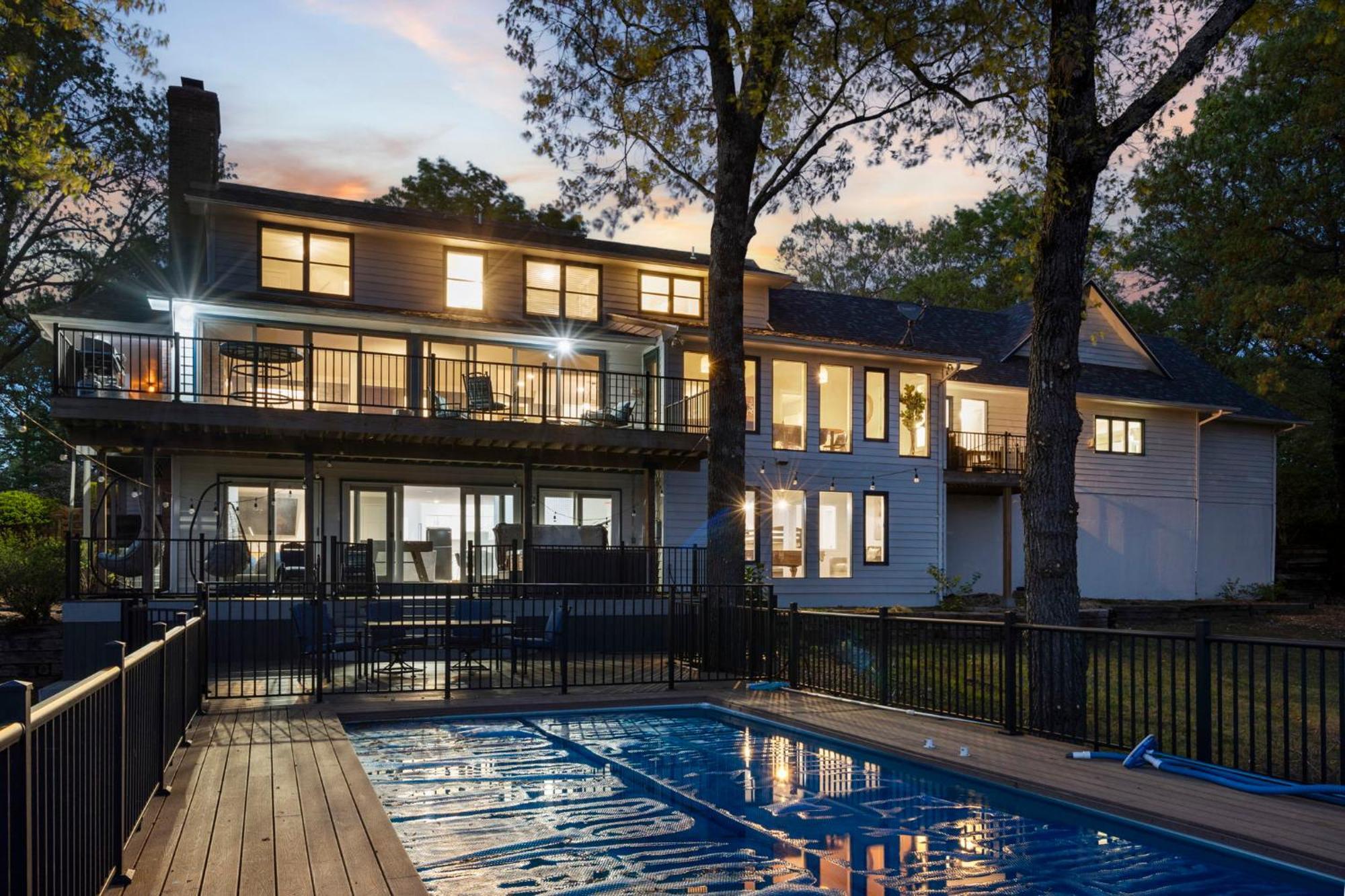 Tablerock Views, Private Outdoor Pool, Karaoke/games-2 Kitchens! Secluded On A Few Acres! Holiday home *