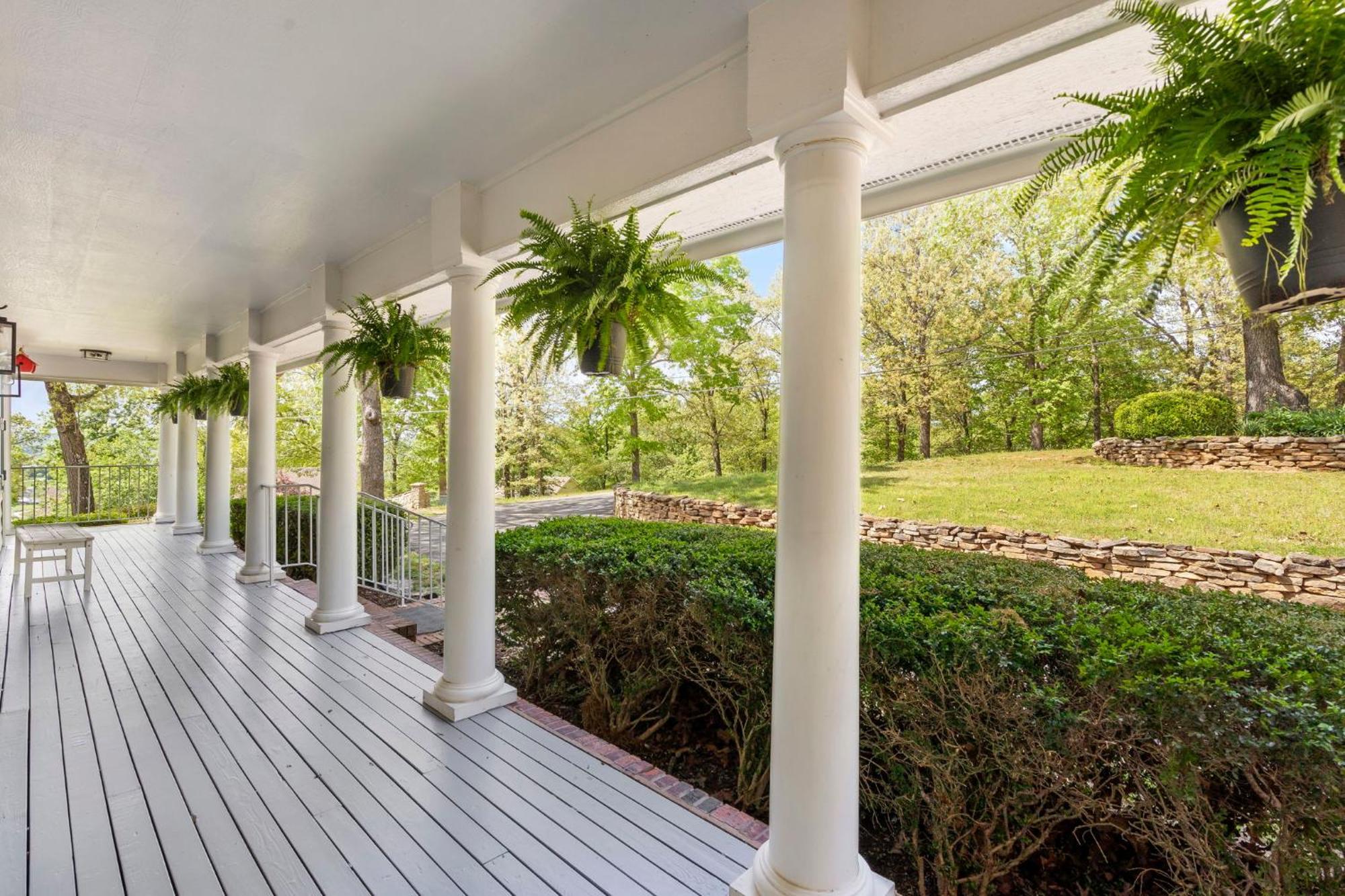 Tablerock Views, Private Outdoor Pool, Karaoke/games-2 Kitchens! Secluded On A Few Acres! Holiday home Branson