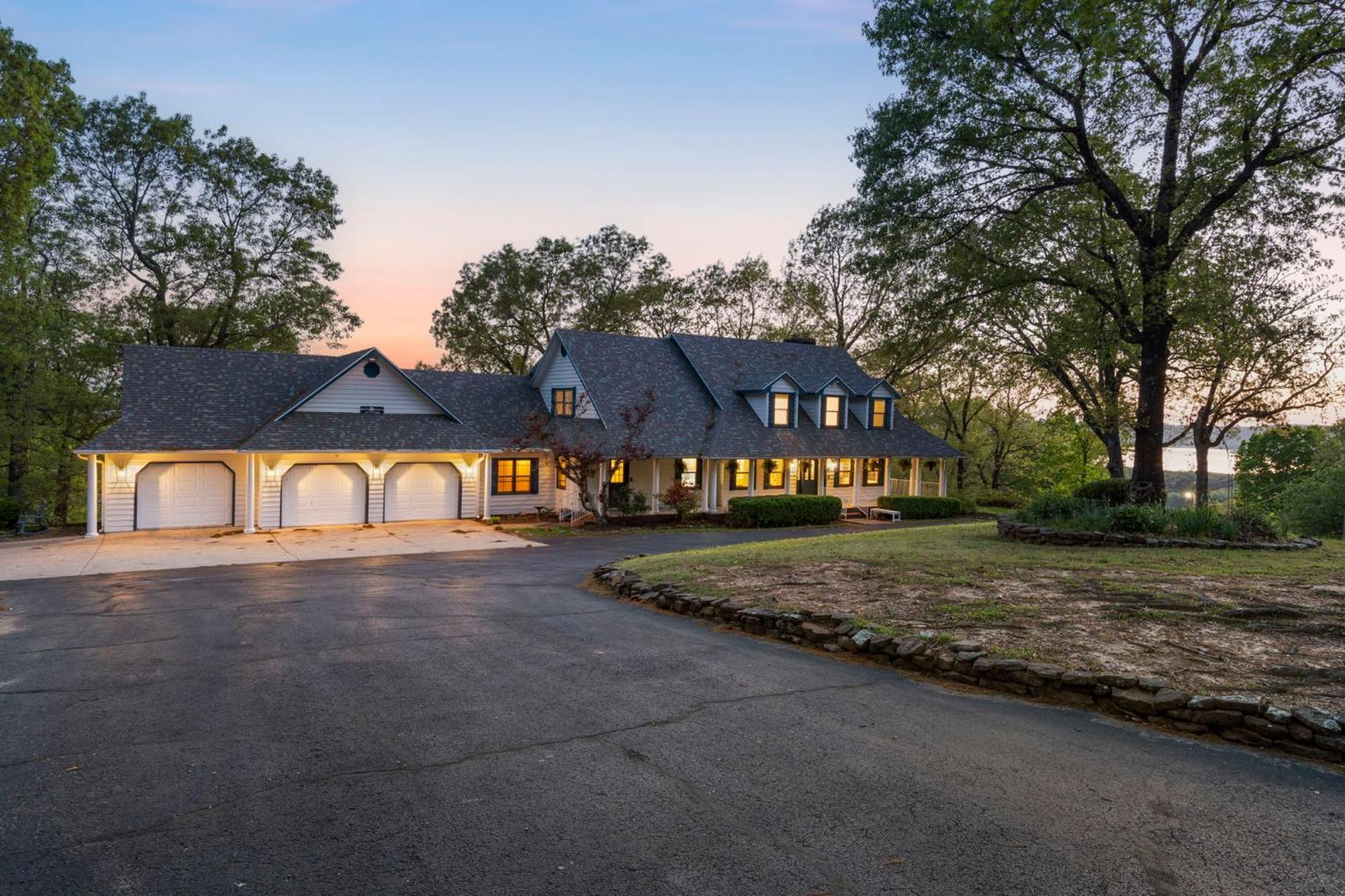 Tablerock Views, Private Outdoor Pool, Karaoke/games-2 Kitchens! Secluded On A Few Acres! Branson