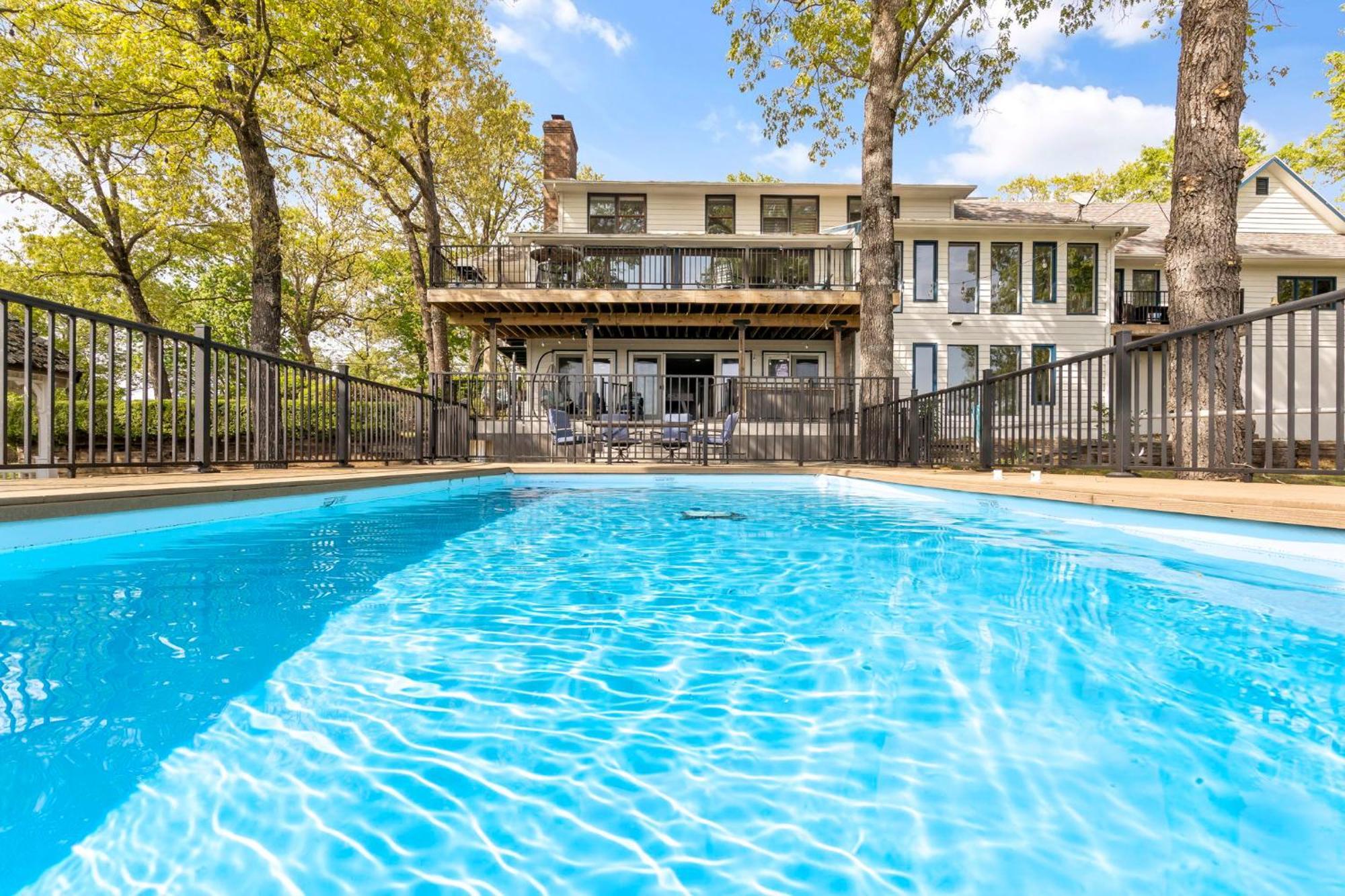 Holiday home Tablerock Views, Private Outdoor Pool, Karaoke/games-2 Kitchens! Secluded On A Few Acres! *