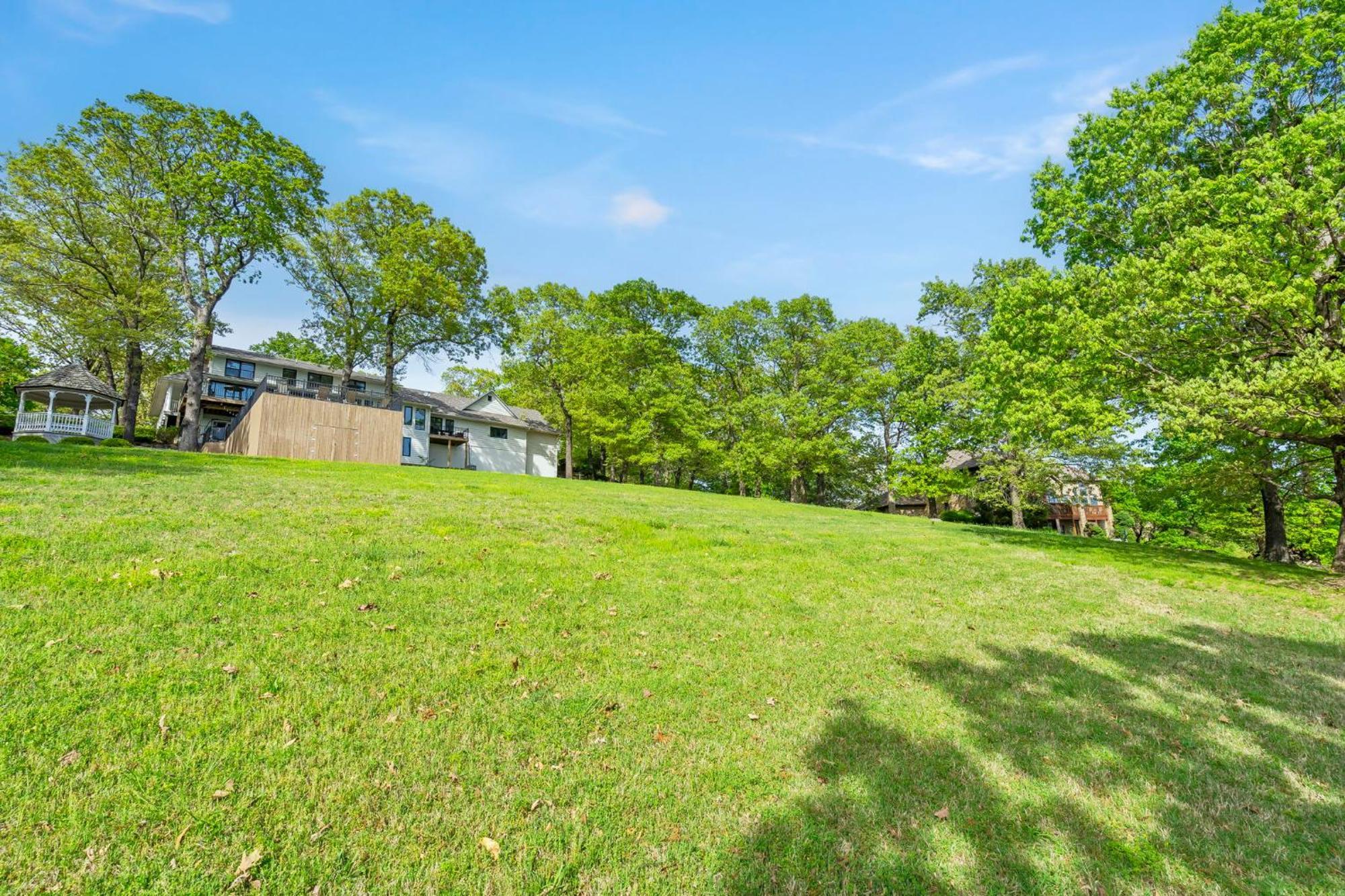 Tablerock Views, Private Outdoor Pool, Karaoke/games-2 Kitchens! Secluded On A Few Acres! Holiday home Branson