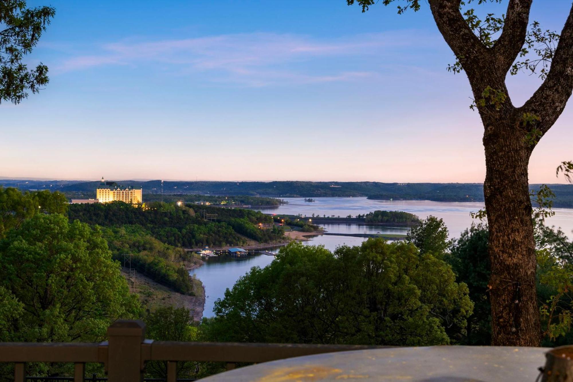Tablerock Views, Private Outdoor Pool, Karaoke/games-2 Kitchens! Secluded On A Few Acres! *