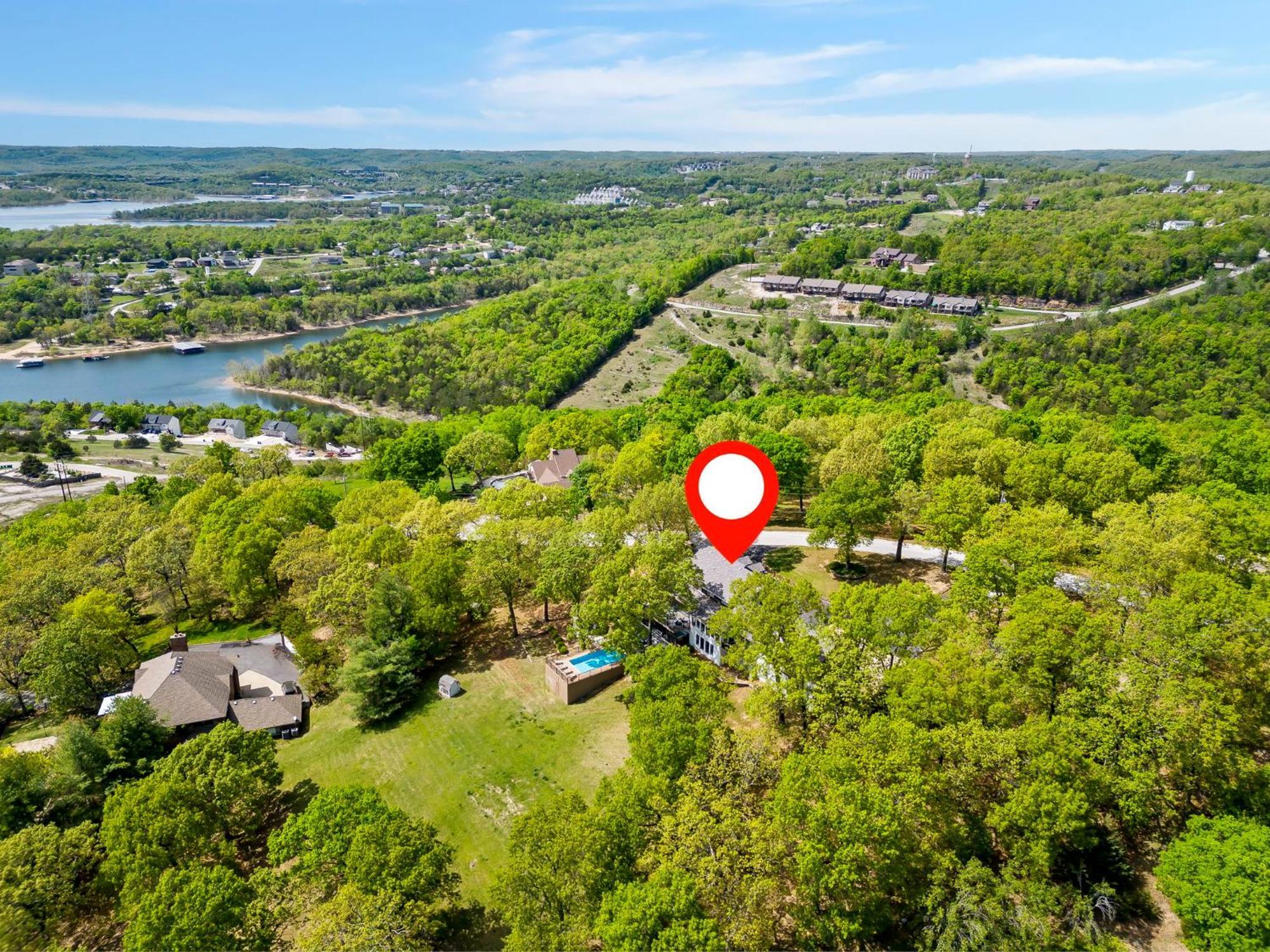 Tablerock Views, Private Outdoor Pool, Karaoke/games-2 Kitchens! Secluded On A Few Acres!