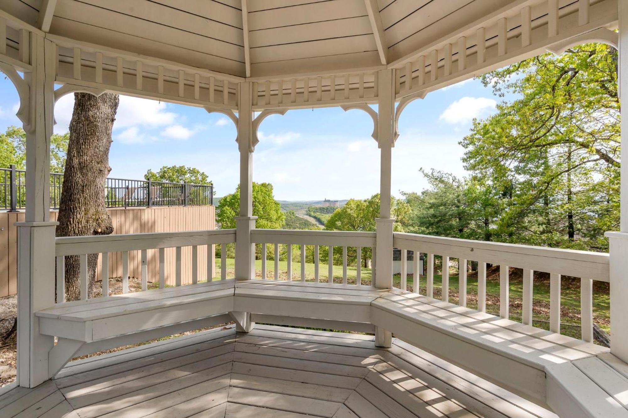 Tablerock Views, Private Outdoor Pool, Karaoke/games-2 Kitchens! Secluded On A Few Acres! Branson