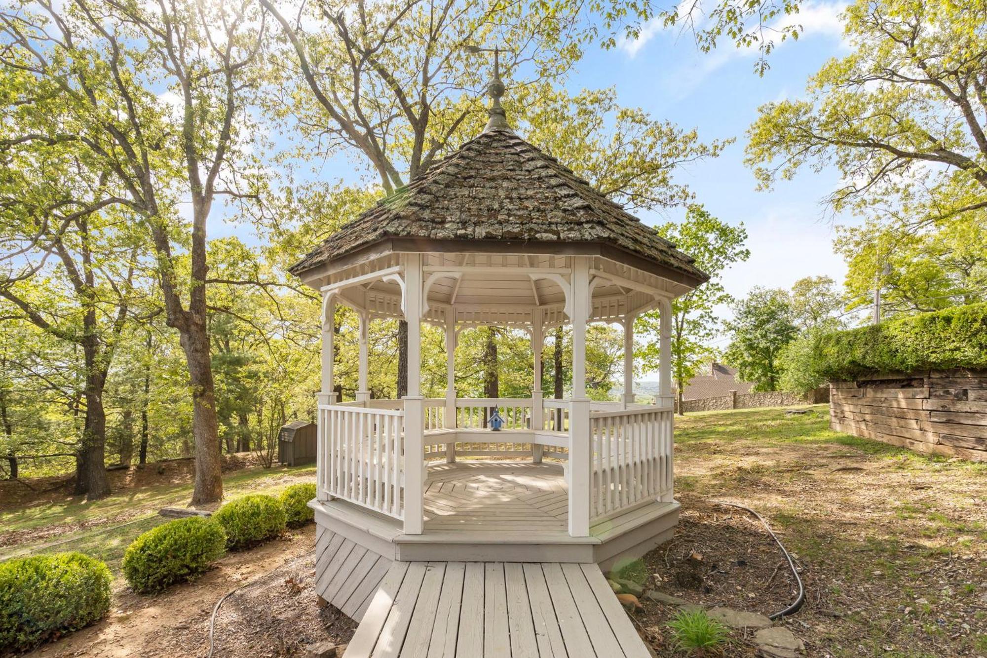 Tablerock Views, Private Outdoor Pool, Karaoke/games-2 Kitchens! Secluded On A Few Acres! Holiday home *
