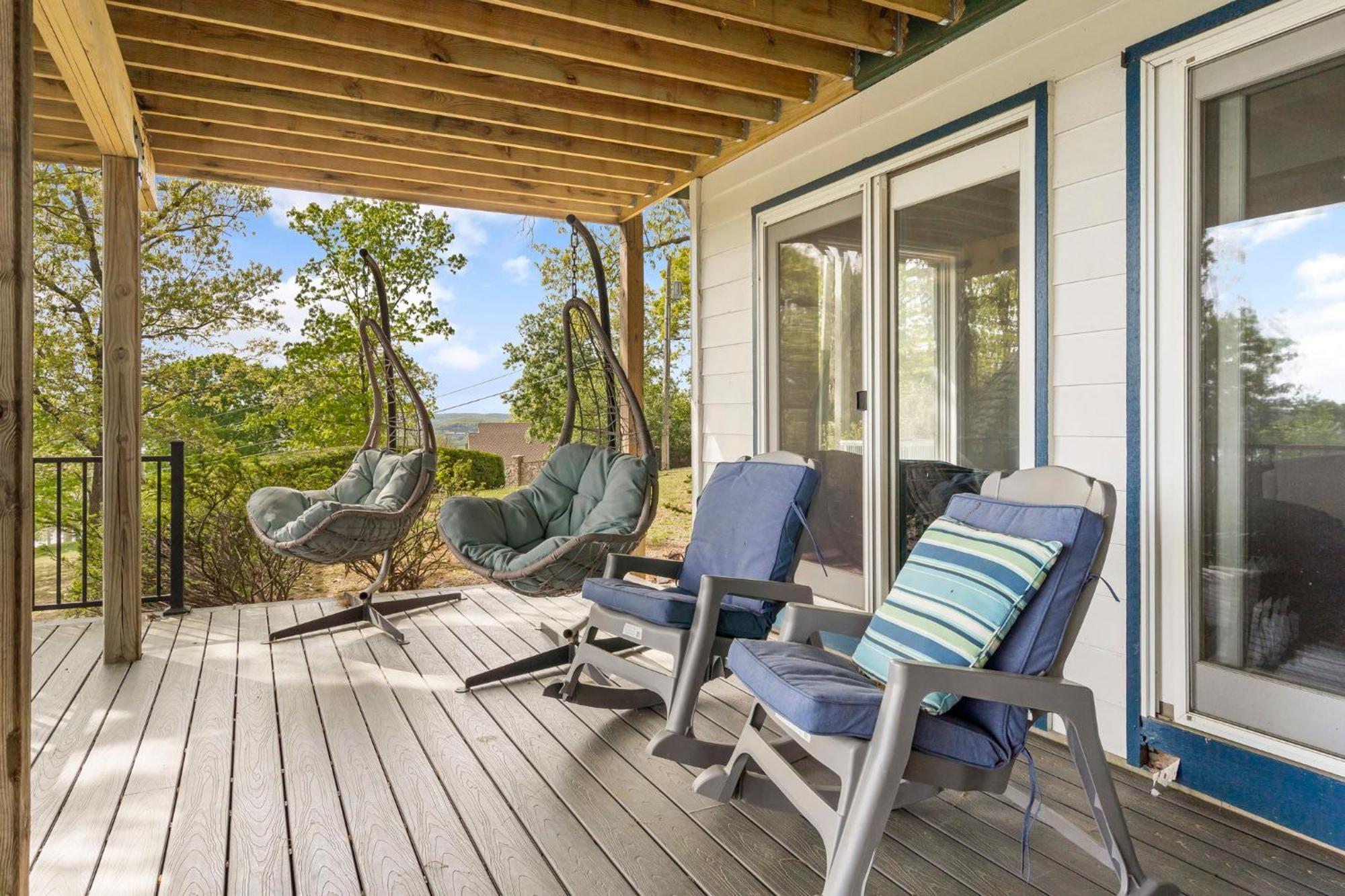 Tablerock Views, Private Outdoor Pool, Karaoke/games-2 Kitchens! Secluded On A Few Acres! Holiday home Branson