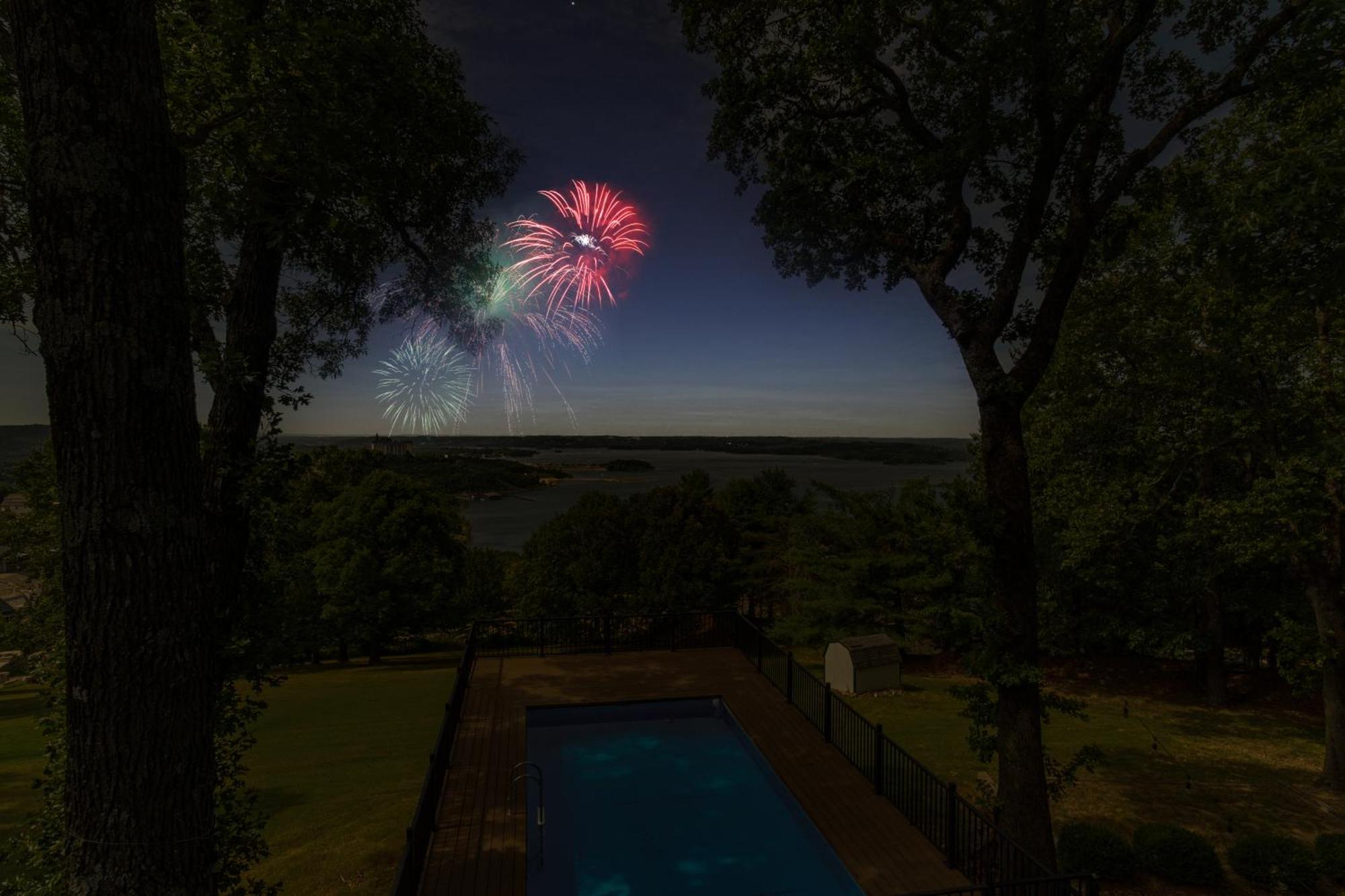 Tablerock Views, Private Outdoor Pool, Karaoke/games-2 Kitchens! Secluded On A Few Acres! Branson