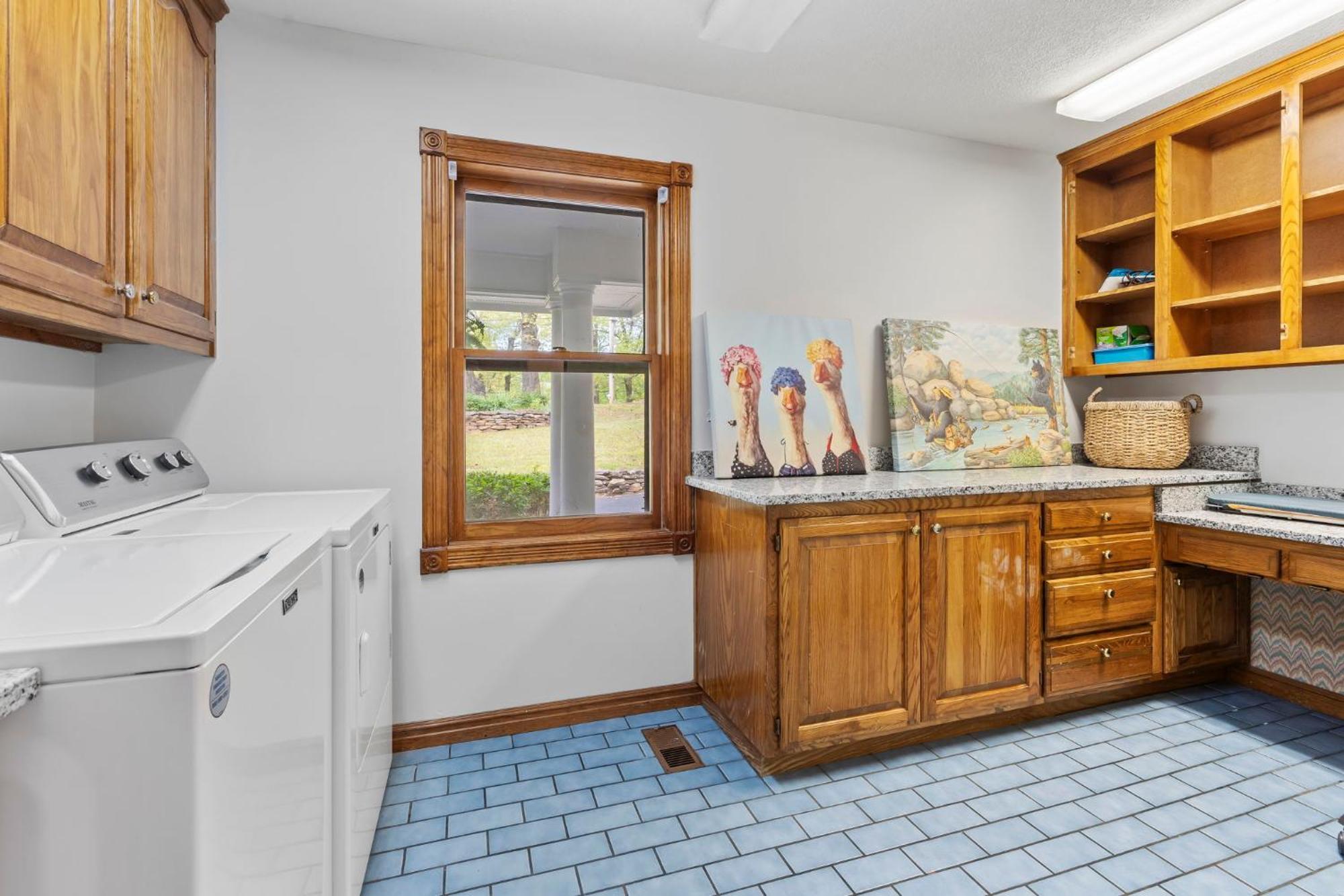 Tablerock Views, Private Outdoor Pool, Karaoke/games-2 Kitchens! Secluded On A Few Acres!