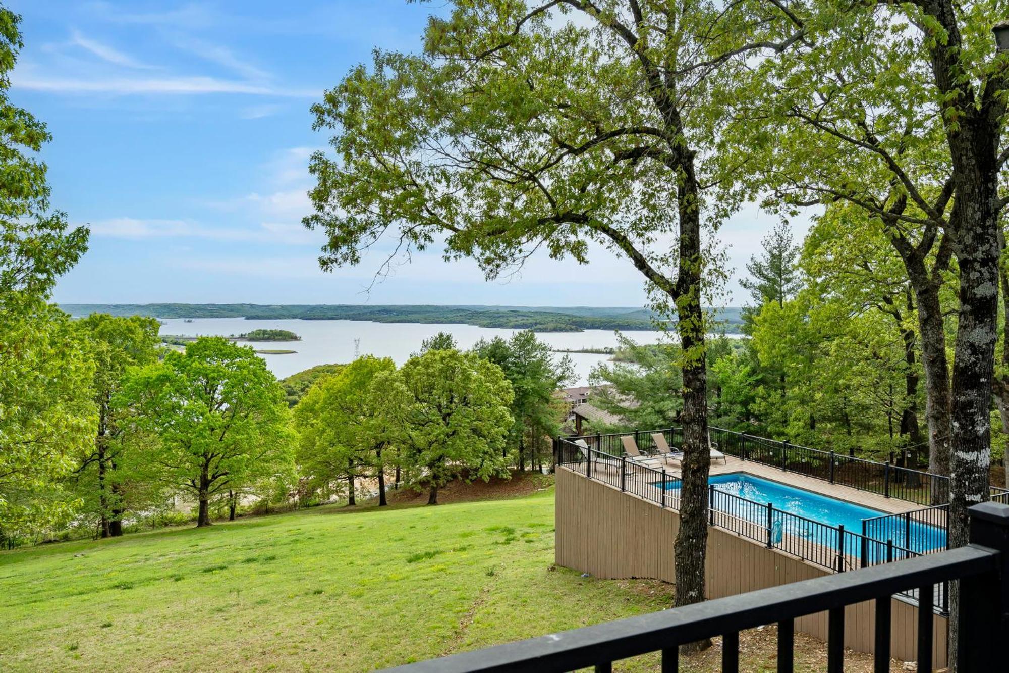 Tablerock Views, Private Outdoor Pool, Karaoke/games-2 Kitchens! Secluded On A Few Acres! Branson