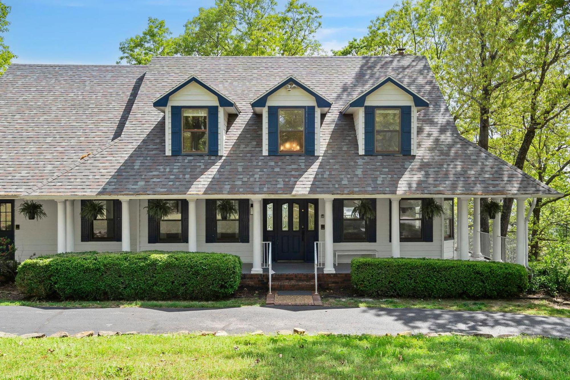 Holiday home Tablerock Views, Private Outdoor Pool, Karaoke/games-2 Kitchens! Secluded On A Few Acres! *