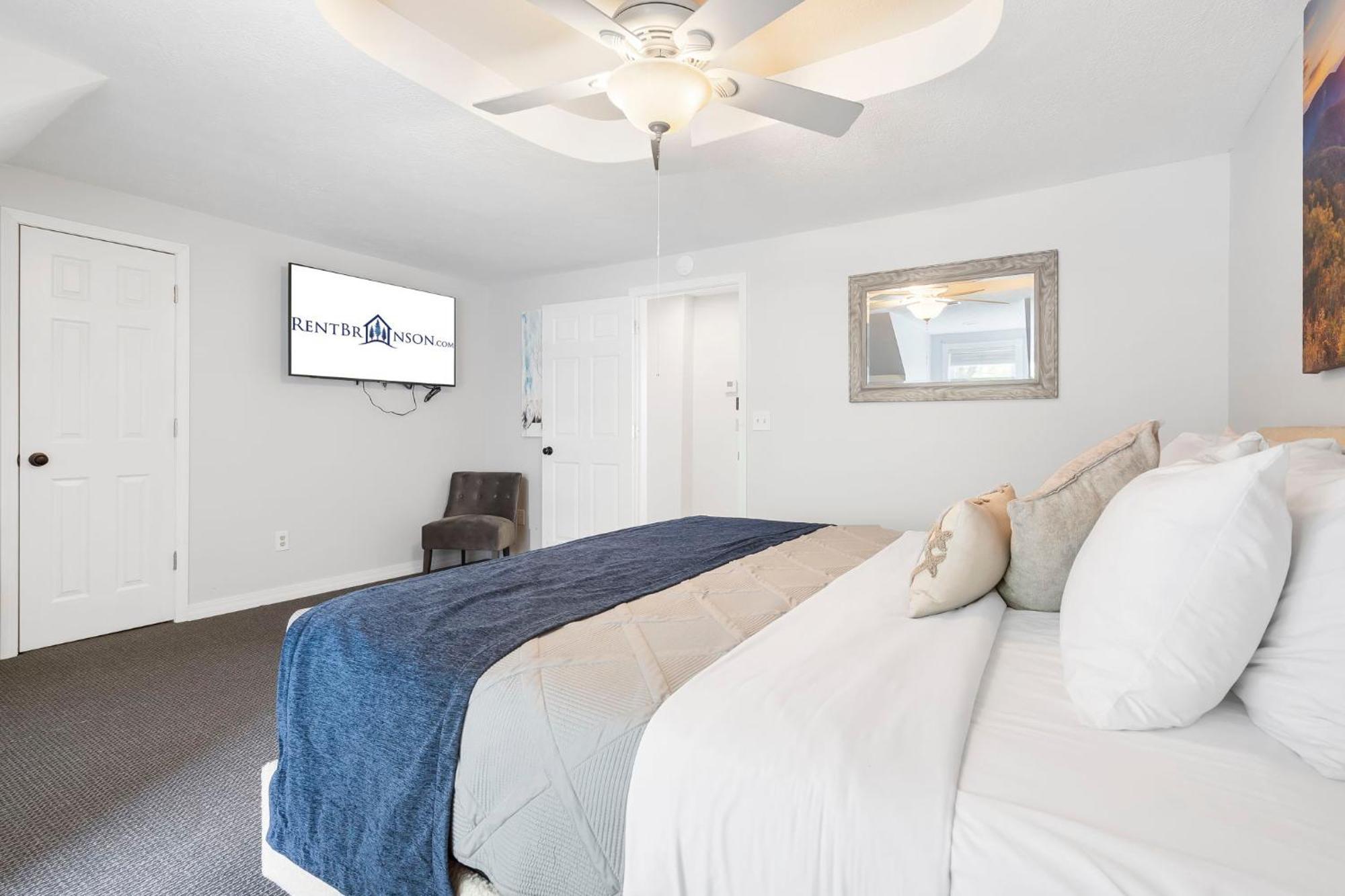 Tablerock Views, Private Outdoor Pool, Karaoke/games-2 Kitchens! Secluded On A Few Acres!