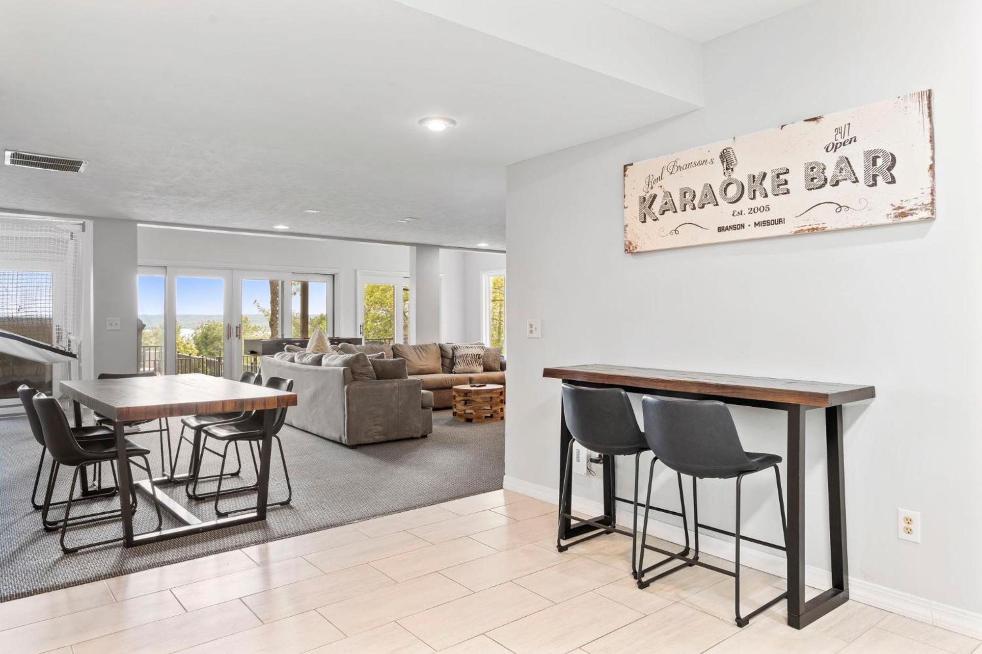 Tablerock Views, Private Outdoor Pool, Karaoke/games-2 Kitchens! Secluded On A Few Acres! Branson