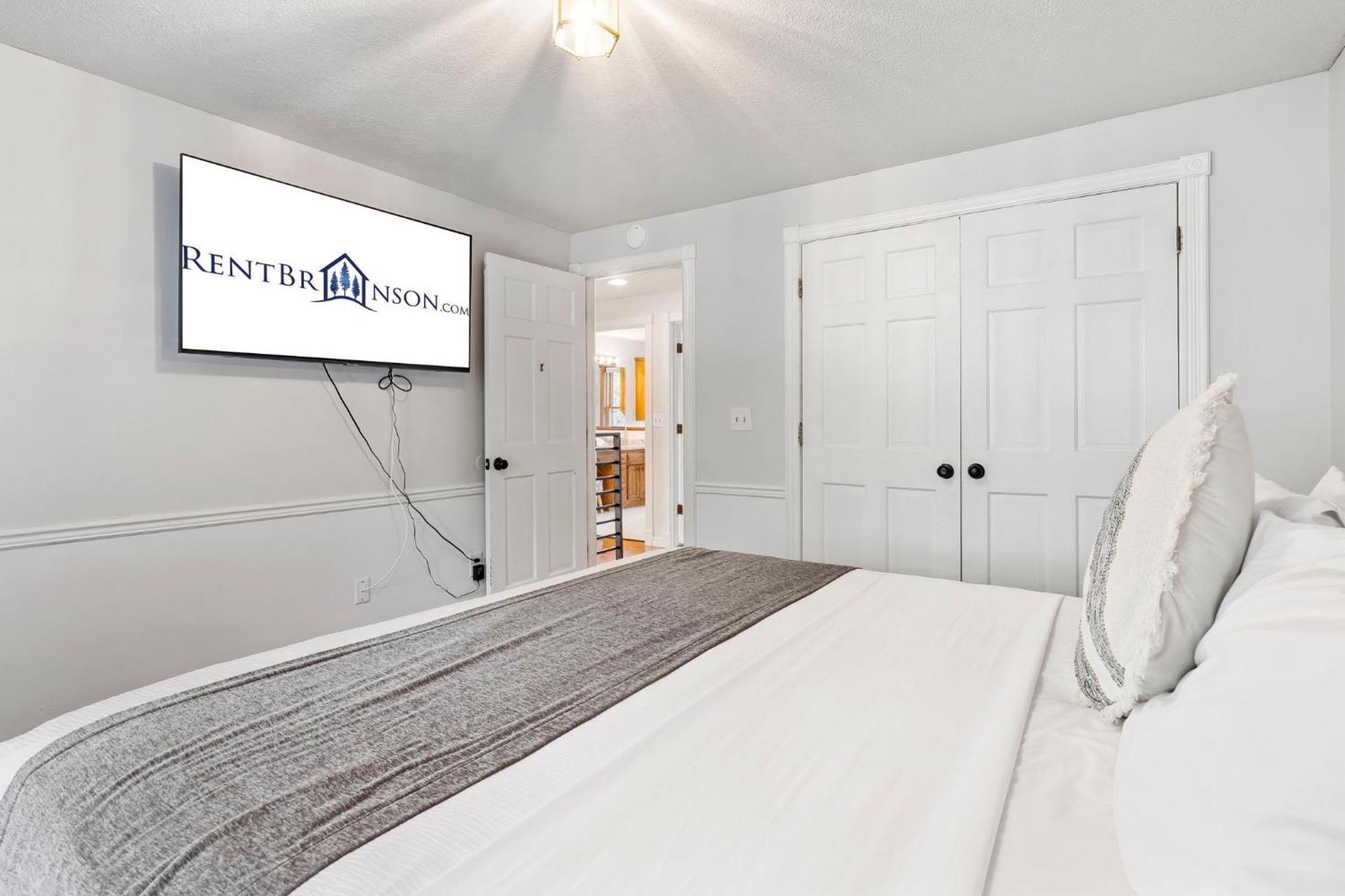 Holiday home Tablerock Views, Private Outdoor Pool, Karaoke/games-2 Kitchens! Secluded On A Few Acres! *