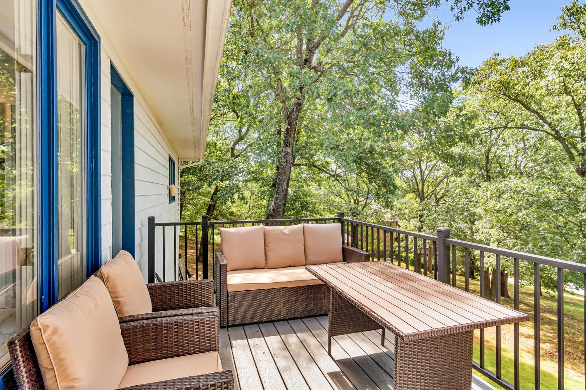Tablerock Views, Private Outdoor Pool, Karaoke/games-2 Kitchens! Secluded On A Few Acres!