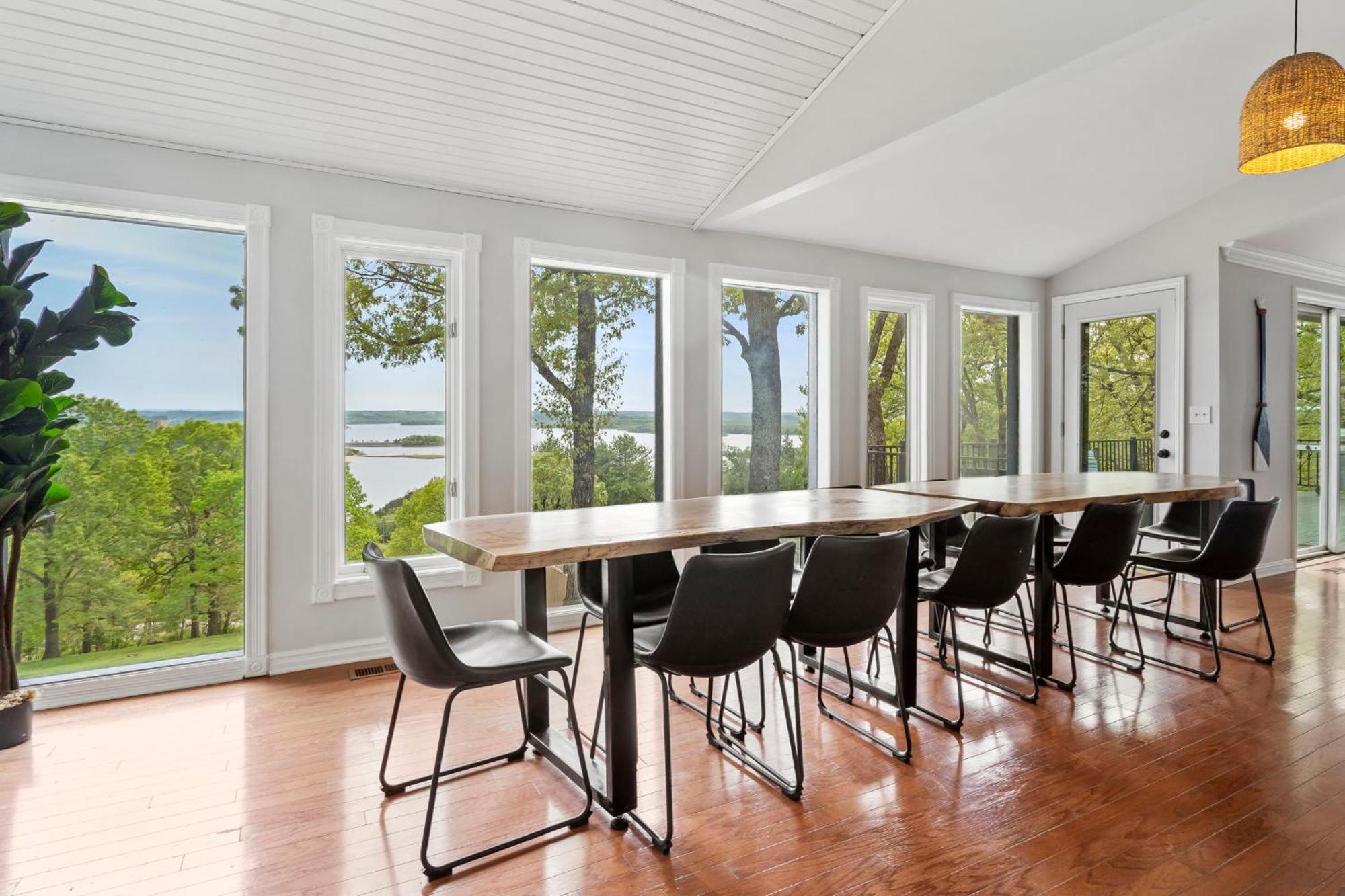 Tablerock Views, Private Outdoor Pool, Karaoke/games-2 Kitchens! Secluded On A Few Acres! *