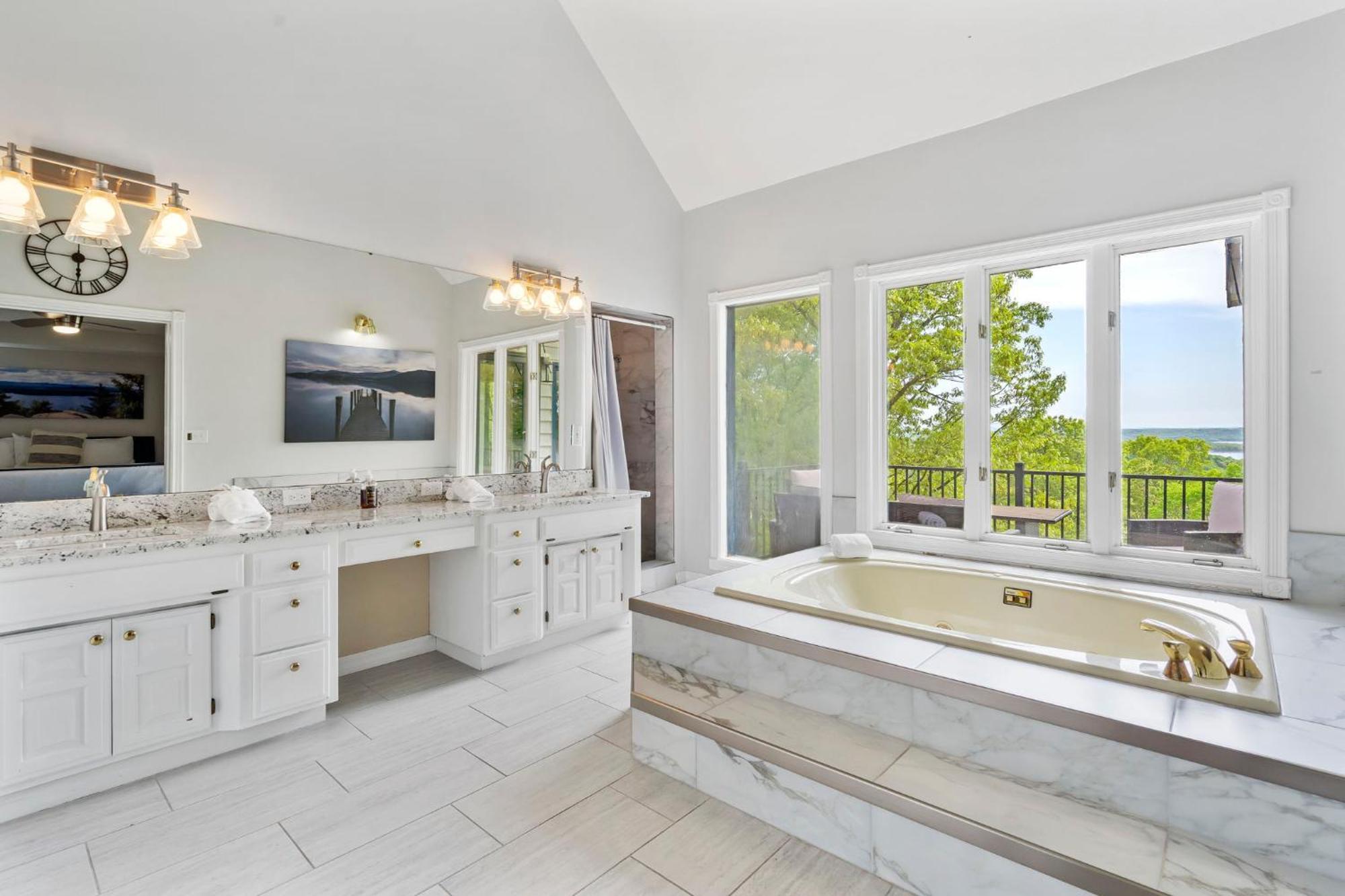 Tablerock Views, Private Outdoor Pool, Karaoke/games-2 Kitchens! Secluded On A Few Acres! Branson