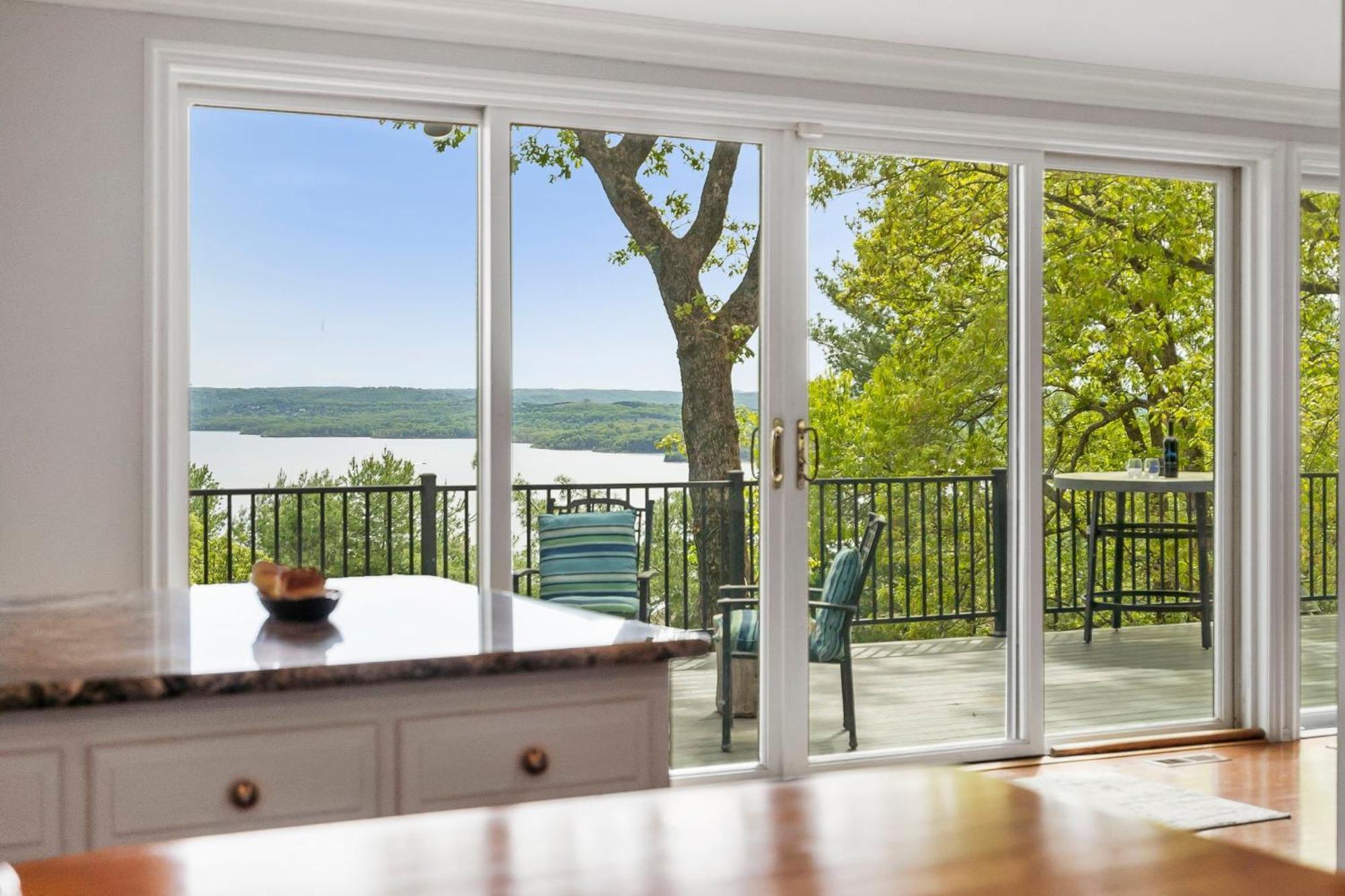 Tablerock Views, Private Outdoor Pool, Karaoke/games-2 Kitchens! Secluded On A Few Acres!