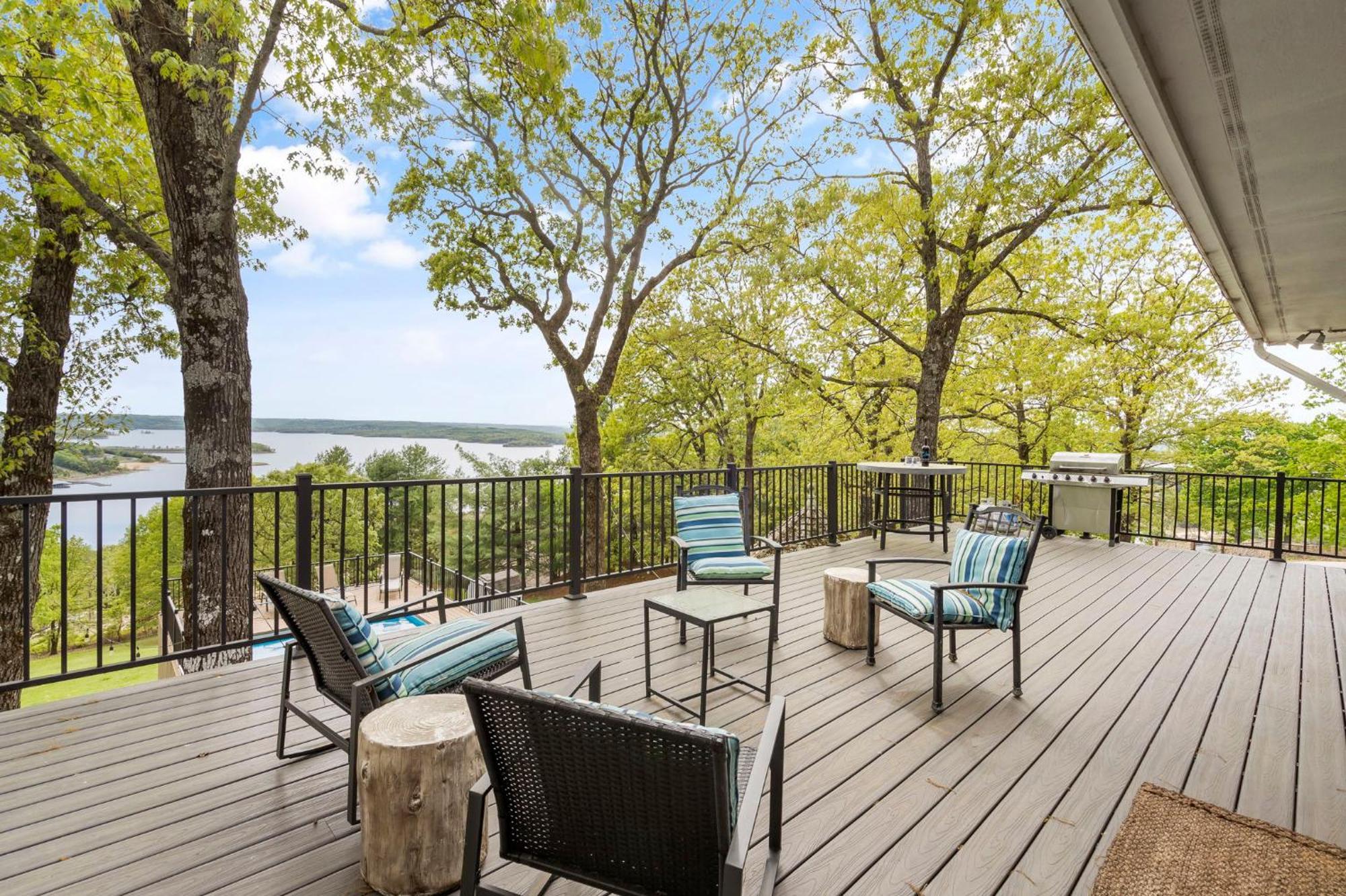 Tablerock Views, Private Outdoor Pool, Karaoke/games-2 Kitchens! Secluded On A Few Acres! Holiday home