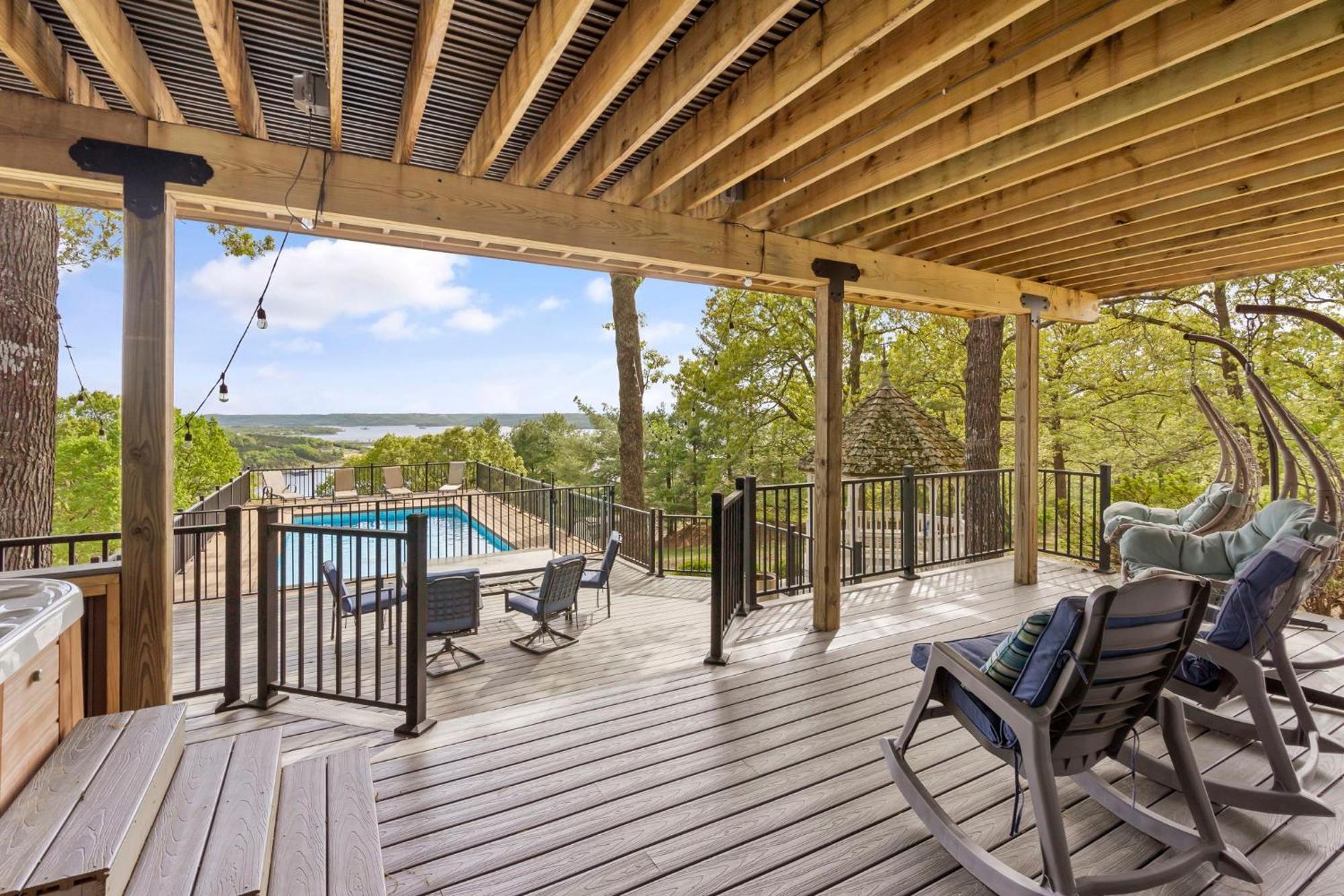 Holiday home Tablerock Views, Private Outdoor Pool, Karaoke/games-2 Kitchens! Secluded On A Few Acres!