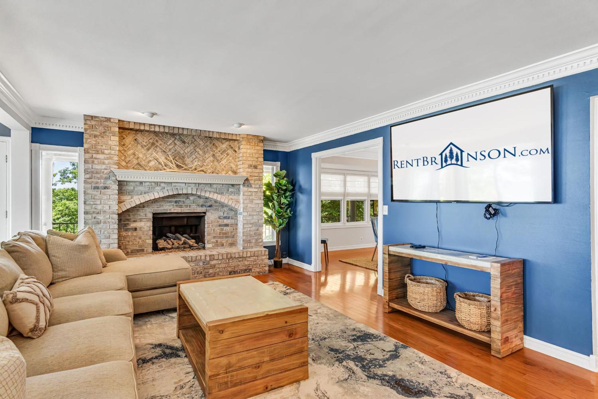 Tablerock Views, Private Outdoor Pool, Karaoke/games-2 Kitchens! Secluded On A Few Acres! Holiday home