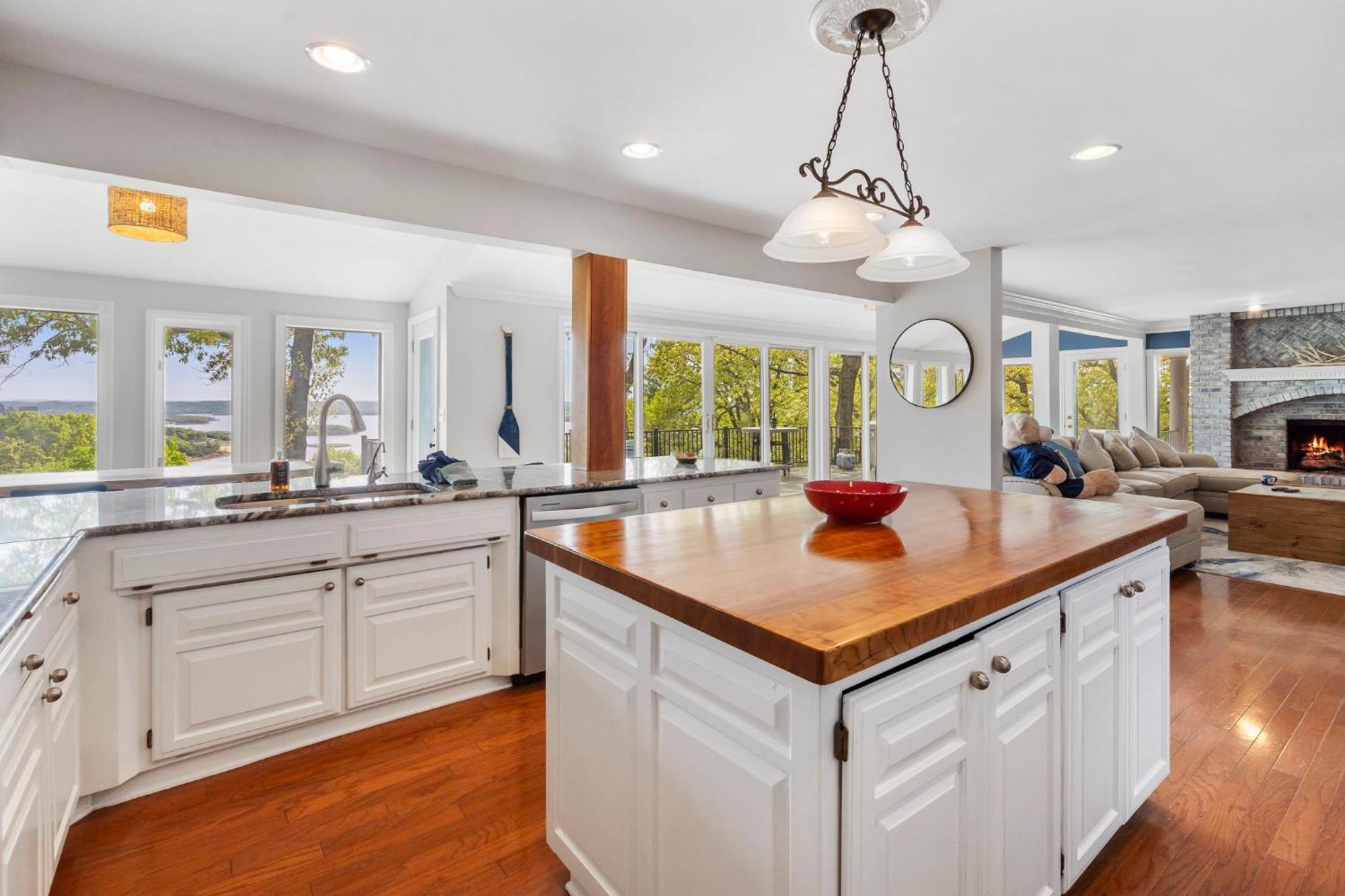 Tablerock Views, Private Outdoor Pool, Karaoke/games-2 Kitchens! Secluded On A Few Acres! Holiday home