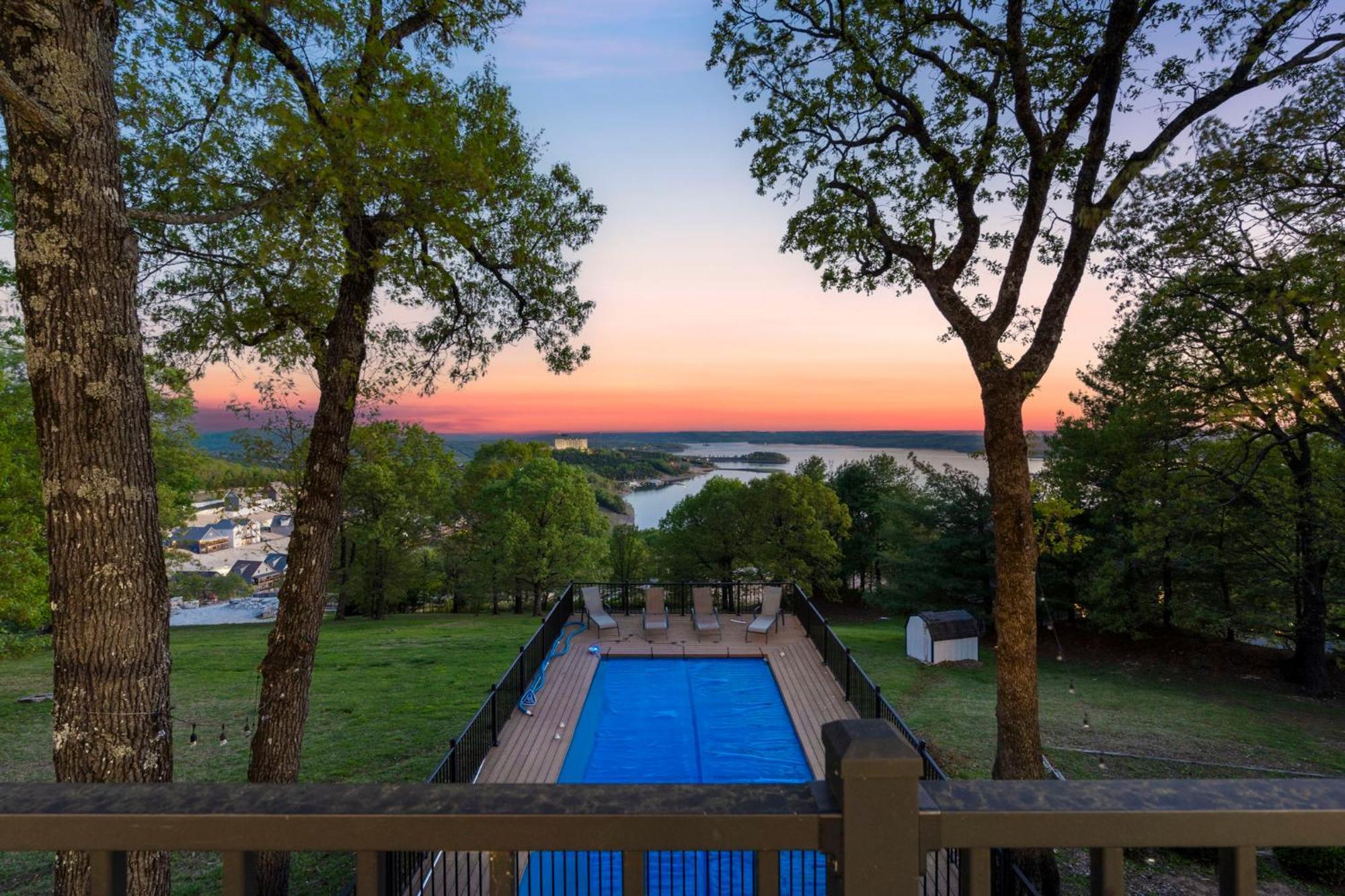 Holiday home Tablerock Views, Private Outdoor Pool, Karaoke/games-2 Kitchens! Secluded On A Few Acres! Branson