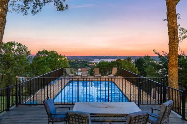 Tablerock Views, Private Outdoor Pool, Karaoke/games-2 Kitchens! Secluded On A Few Acres! Branson
