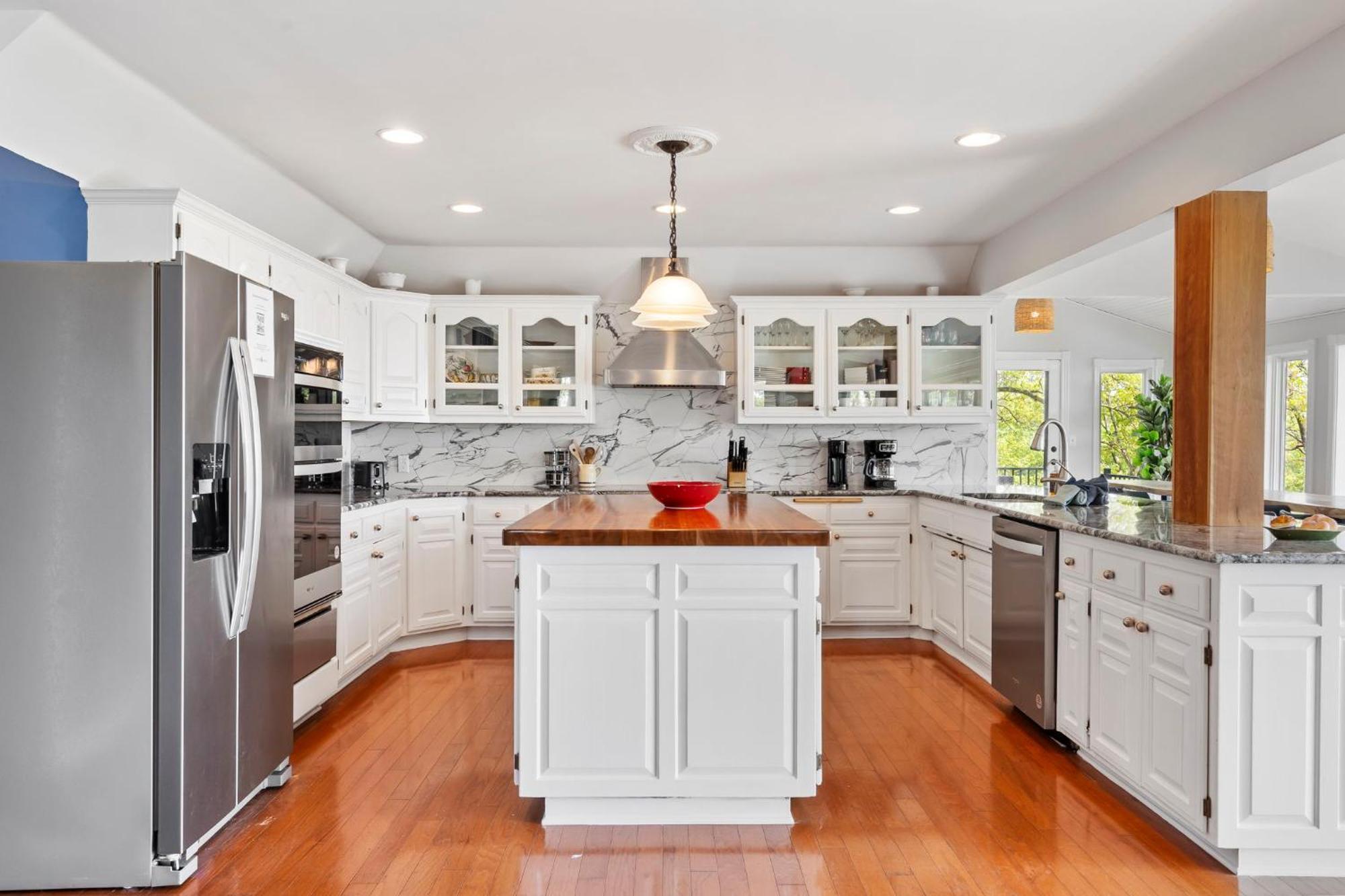 Tablerock Views, Private Outdoor Pool, Karaoke/games-2 Kitchens! Secluded On A Few Acres! * Branson
