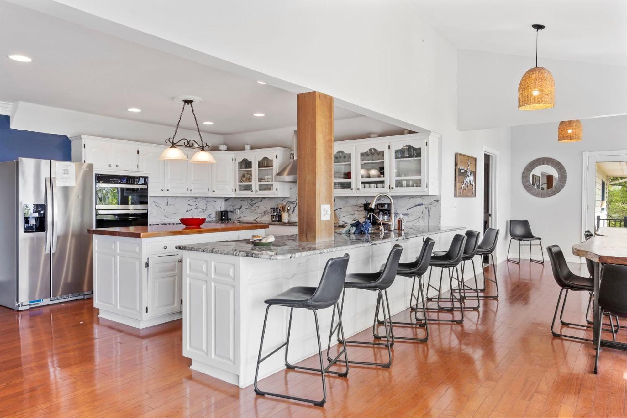 Tablerock Views, Private Outdoor Pool, Karaoke/games-2 Kitchens! Secluded On A Few Acres!