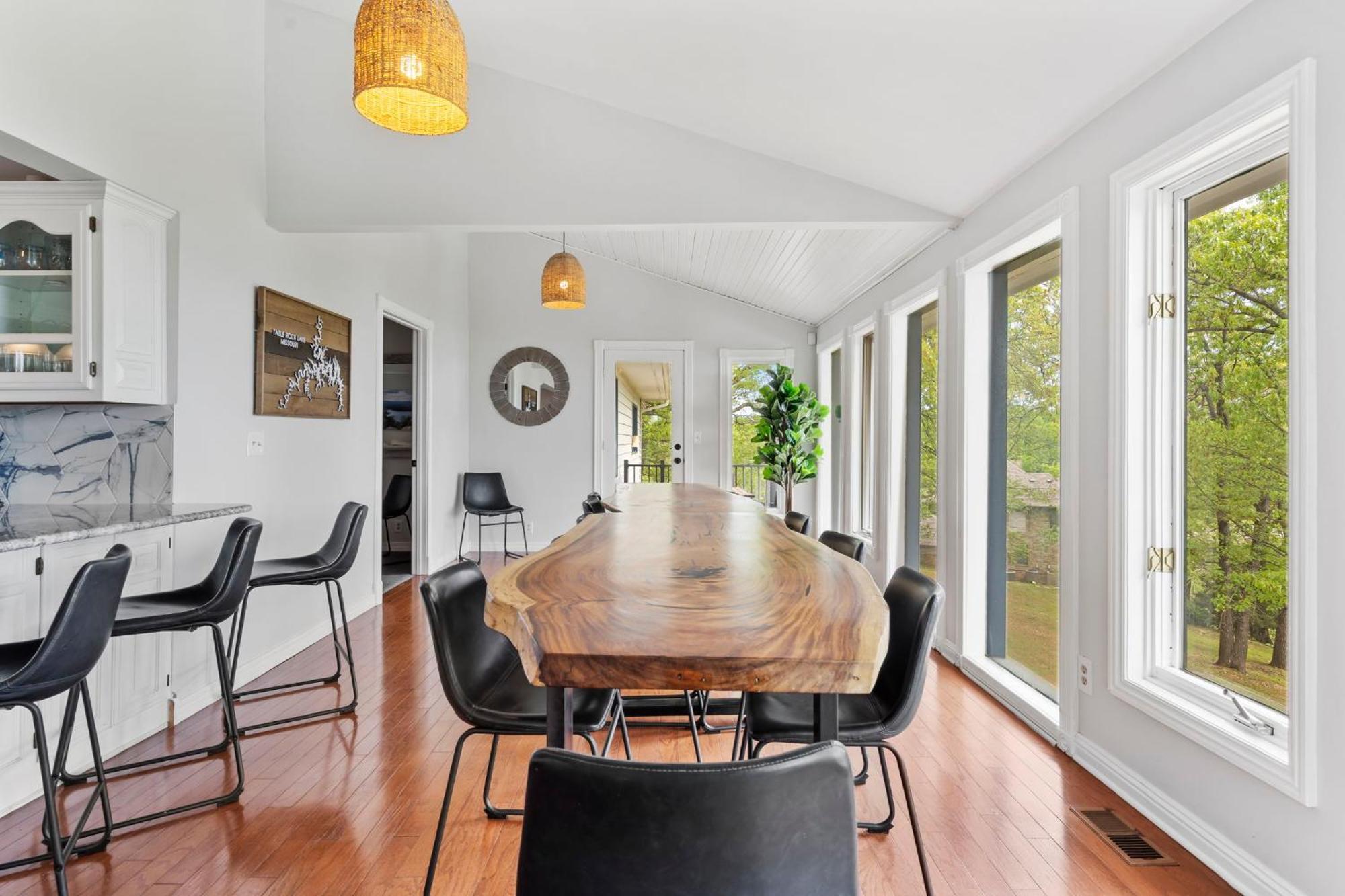 Holiday home Tablerock Views, Private Outdoor Pool, Karaoke/games-2 Kitchens! Secluded On A Few Acres!