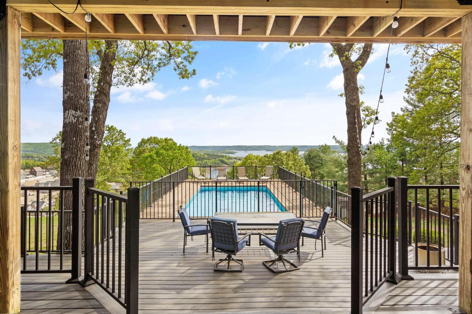 Tablerock Views, Private Outdoor Pool, Karaoke/games-2 Kitchens! Secluded On A Few Acres! *