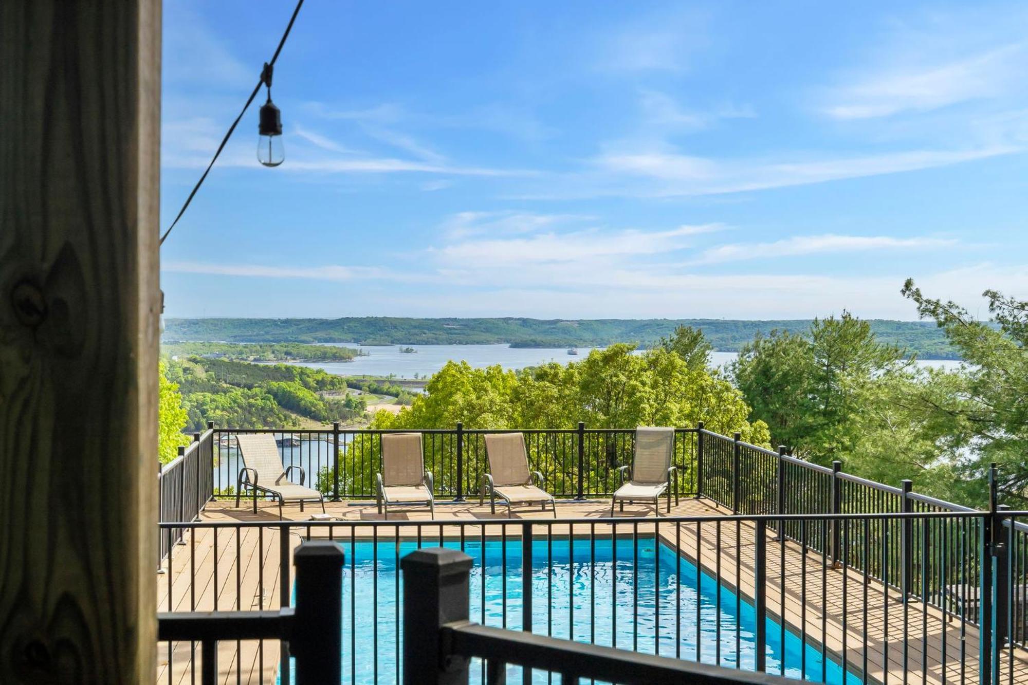 Tablerock Views, Private Outdoor Pool, Karaoke/games-2 Kitchens! Secluded On A Few Acres! * Branson