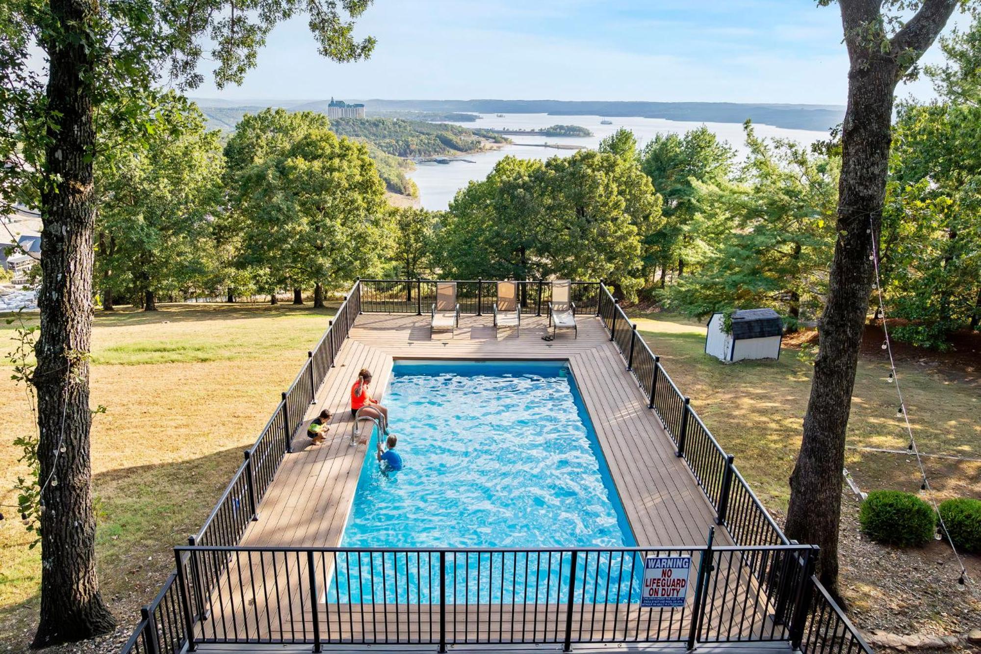Holiday home Tablerock Views, Private Outdoor Pool, Karaoke/games-2 Kitchens! Secluded On A Few Acres! *