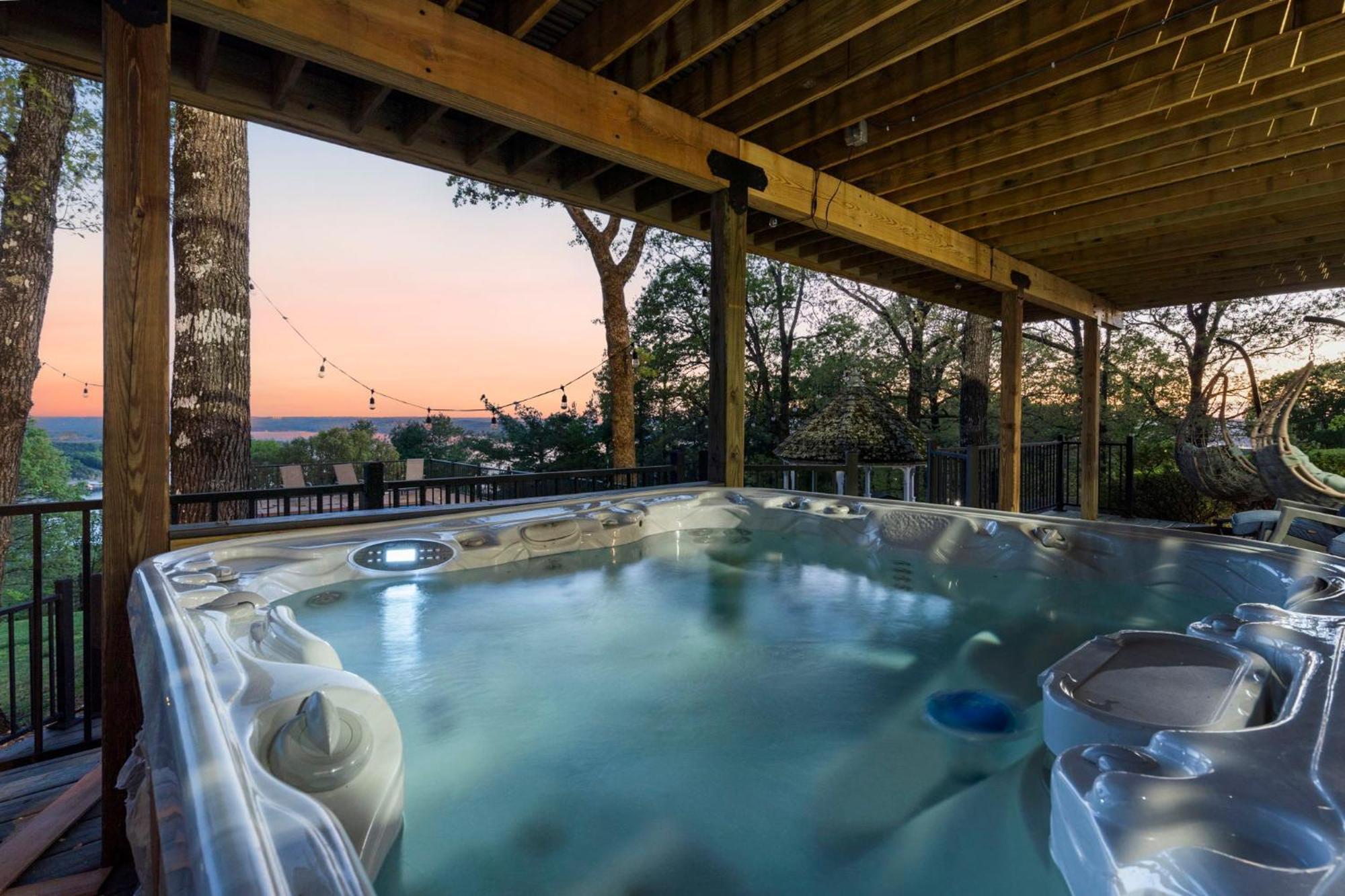 Tablerock Views, Private Outdoor Pool, Karaoke/games-2 Kitchens! Secluded On A Few Acres! Branson