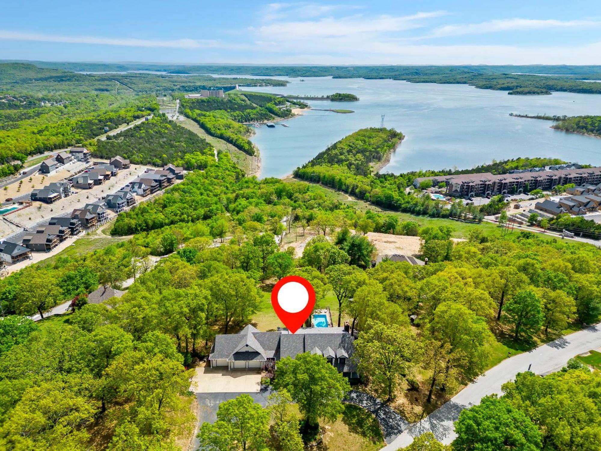 Tablerock Views, Private Outdoor Pool, Karaoke/games-2 Kitchens! Secluded On A Few Acres! Holiday home *