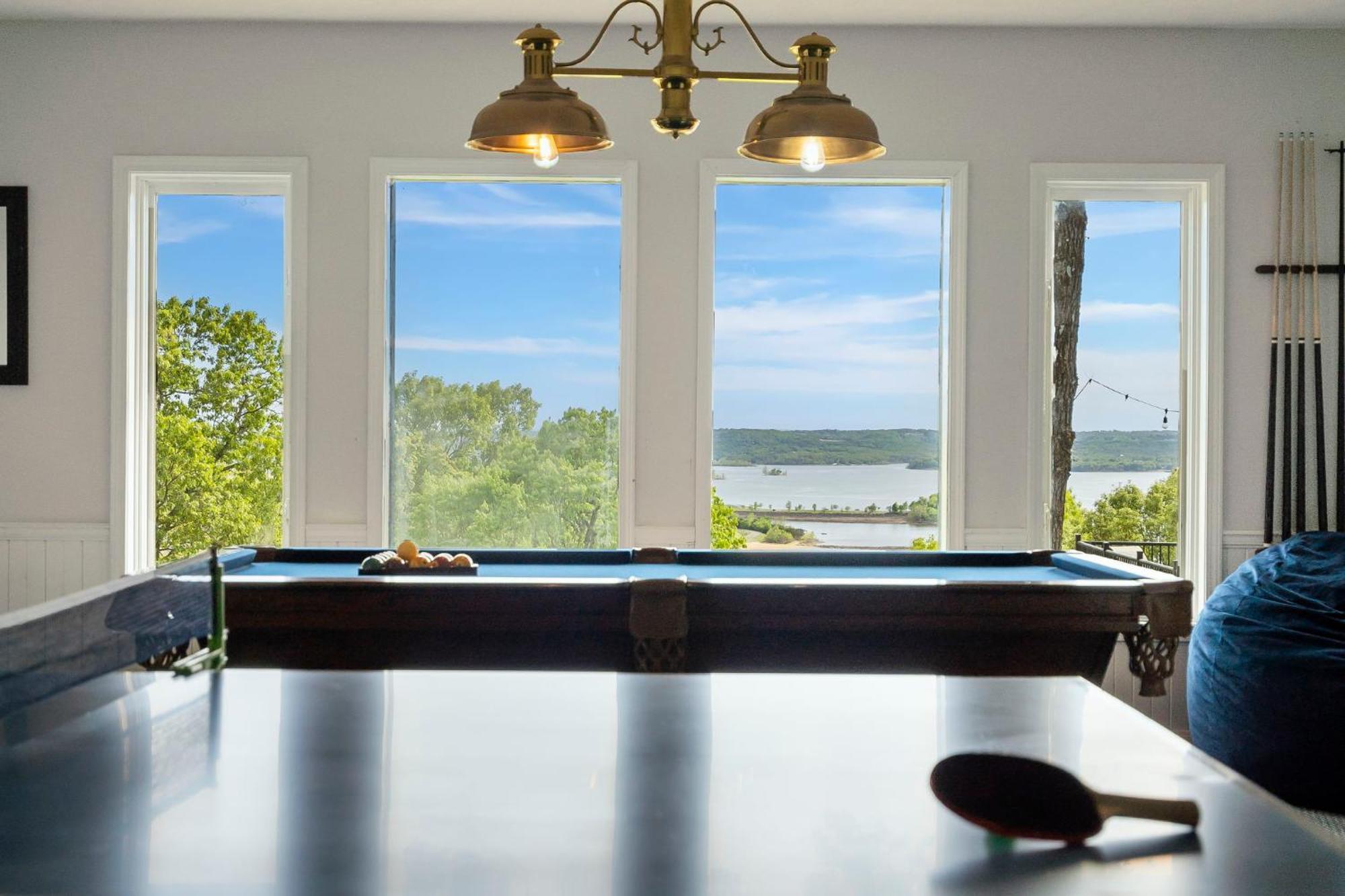 Tablerock Views, Private Outdoor Pool, Karaoke/games-2 Kitchens! Secluded On A Few Acres! Holiday home